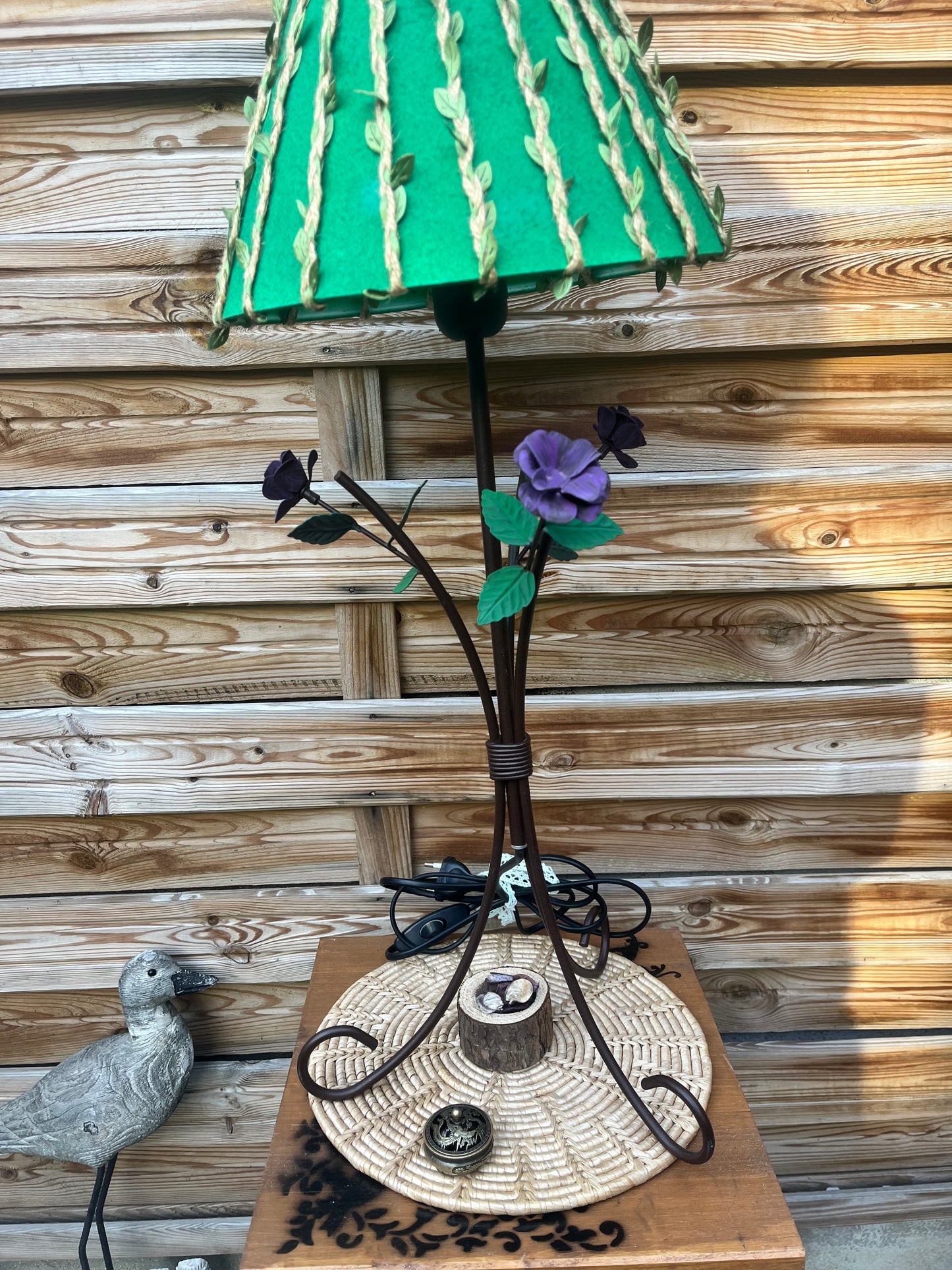 Lampe fleurs verte et violette avec mise à prix à 89,00 euros