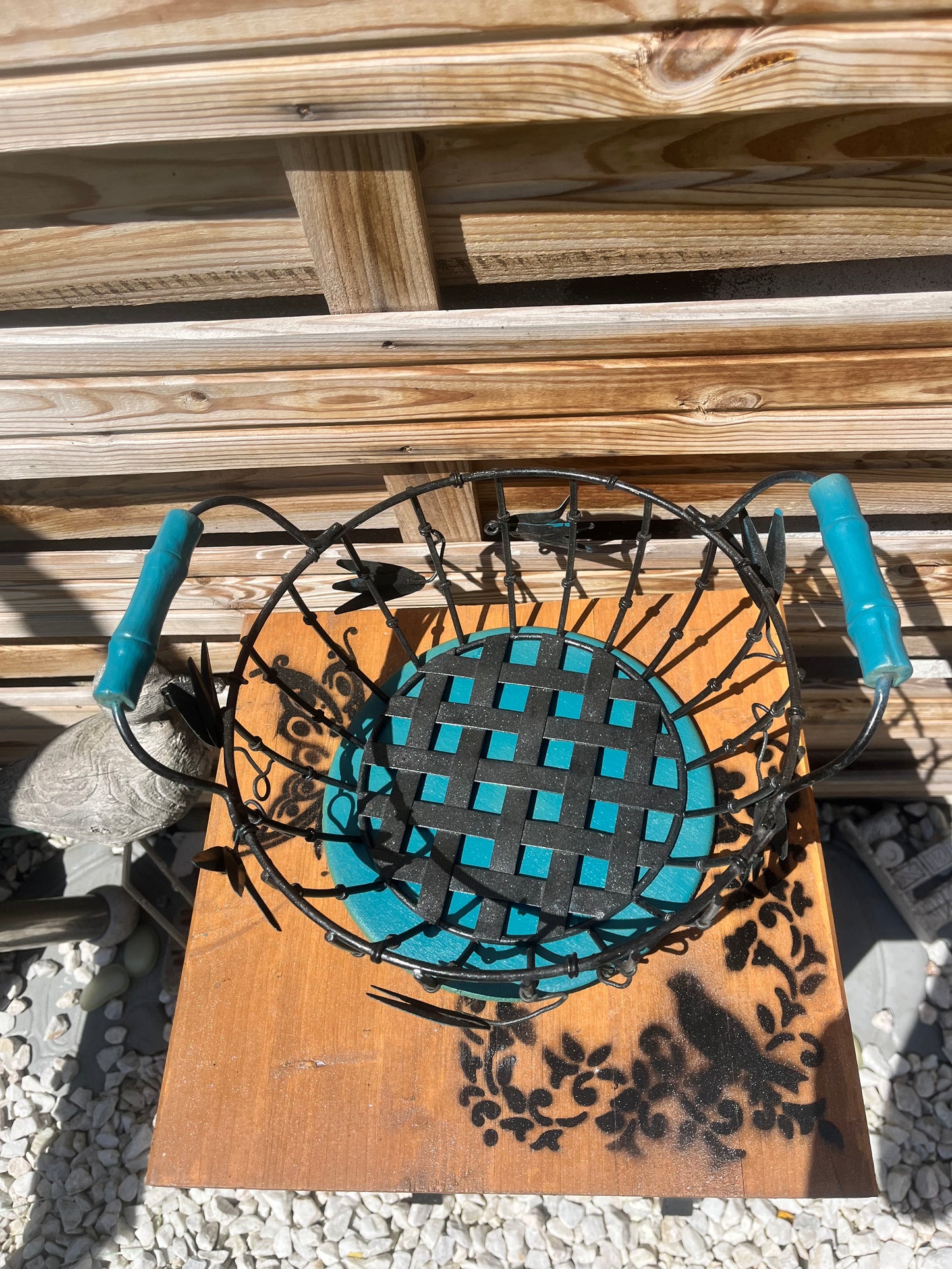 Panier rond noir, vert et fond osier.