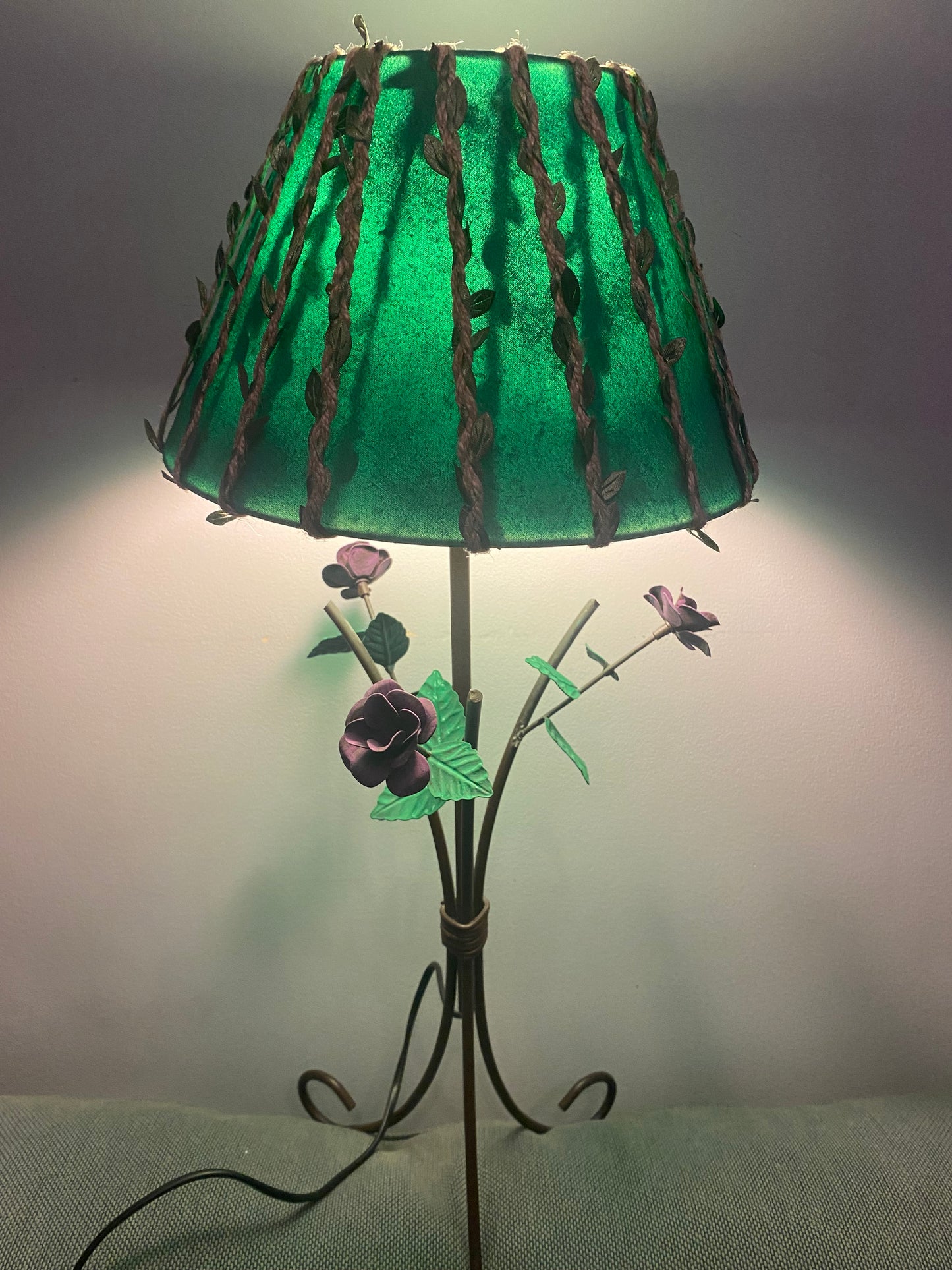 Lampe fleurs verte et violette avec mise à prix à 89,00 euros