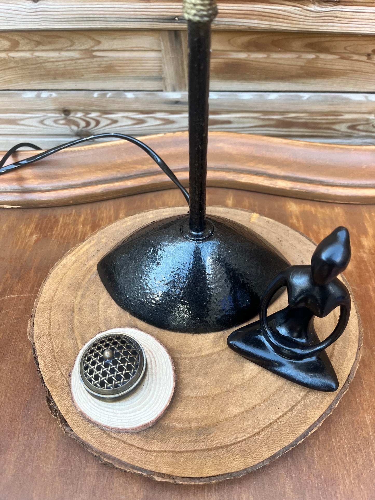 Lampe noire et or avec mise à prix à 79,00 euros