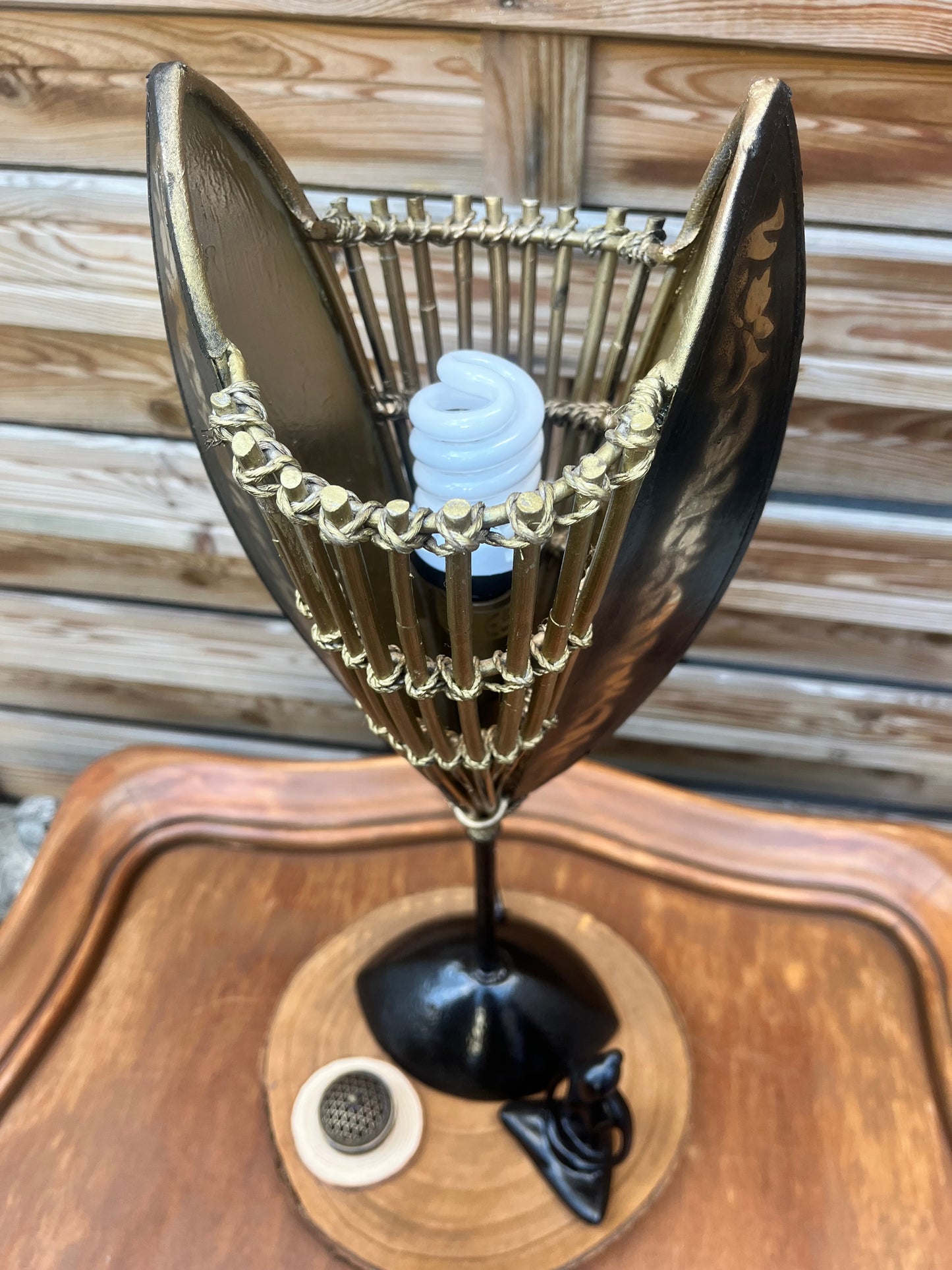 Lampe noire et or avec mise à prix à 79,00 euros