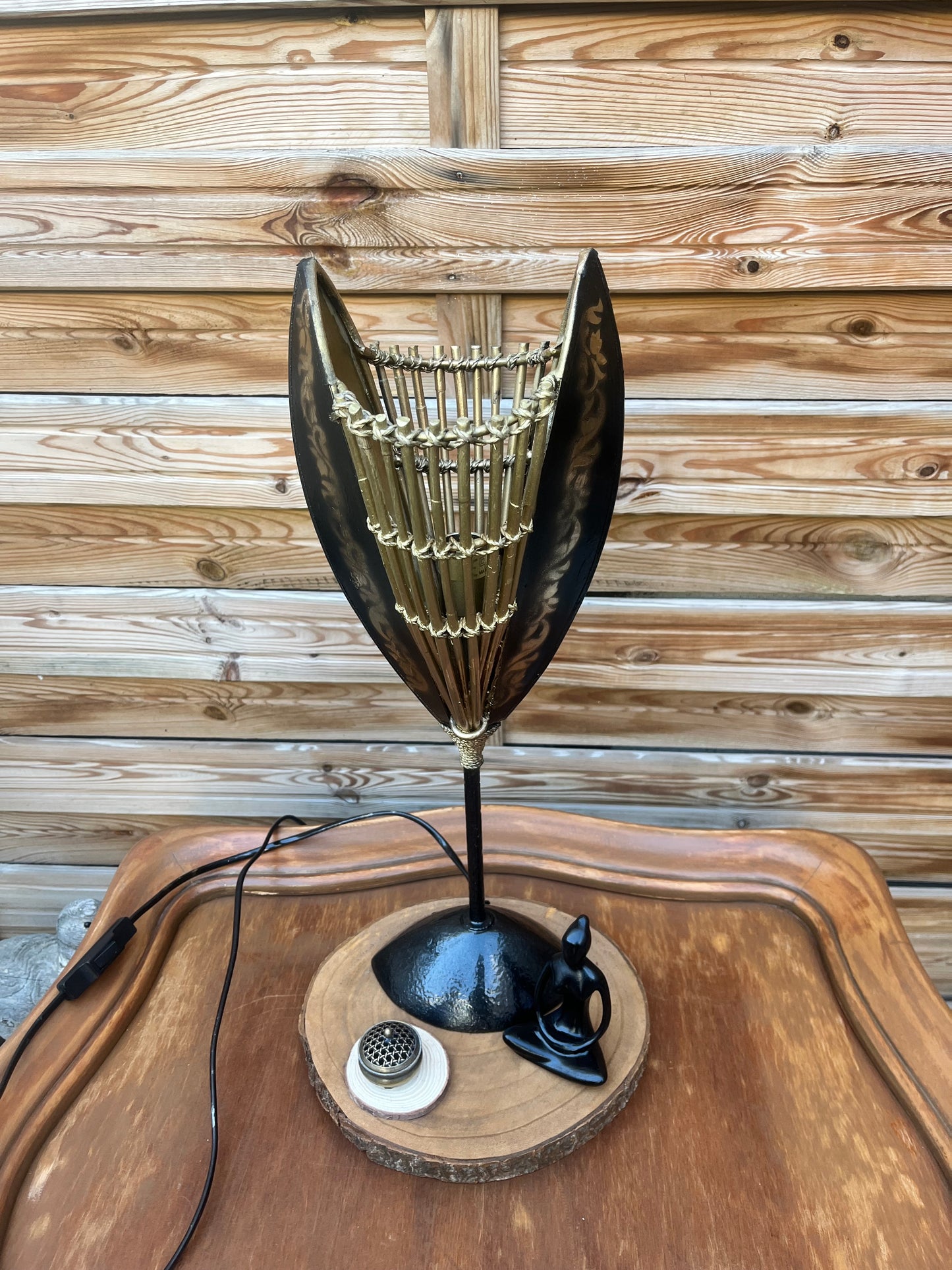Lampe noire et or avec mise à prix à 79,00 euros