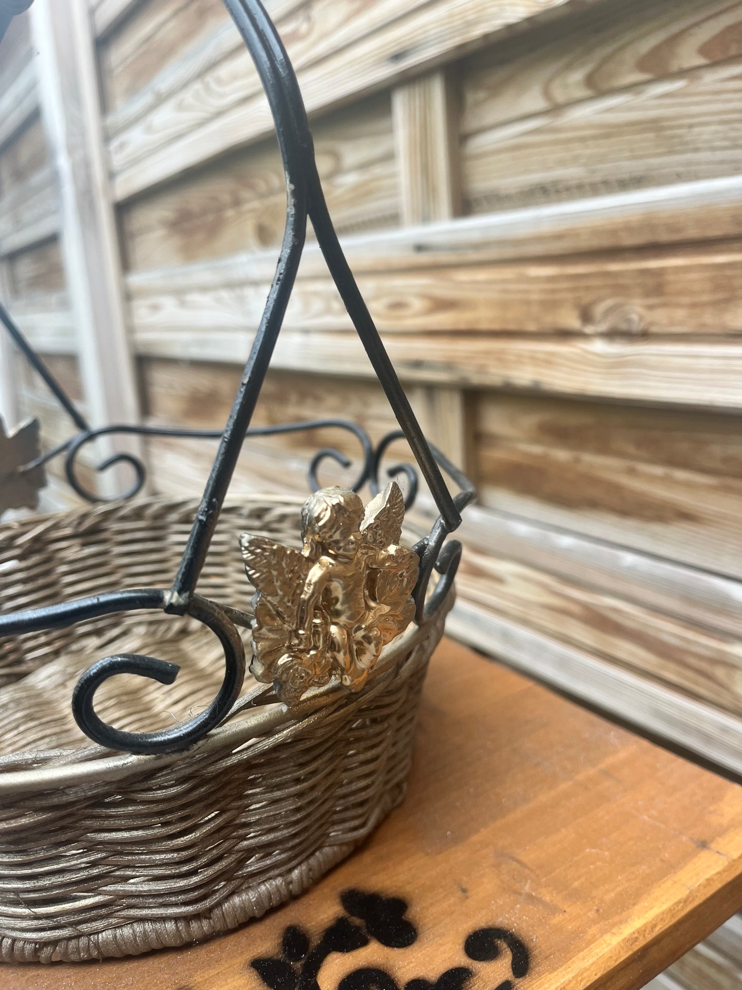Panier rond noir et or