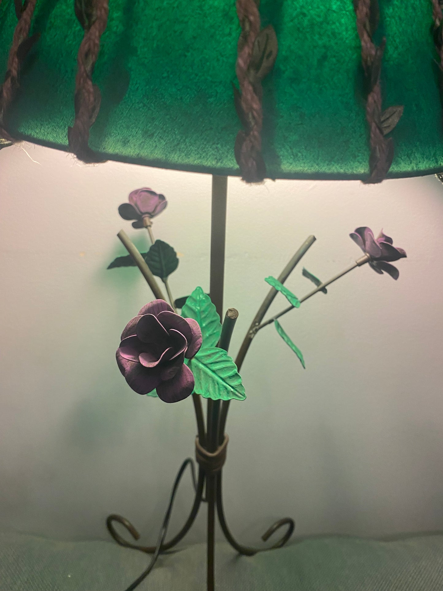 Lampe fleurs verte et violette avec mise à prix à 89,00 euros