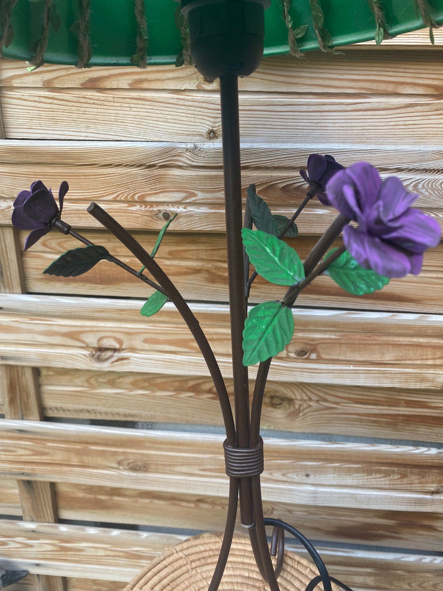 Lampe fleurs verte et violette avec mise à prix à 89,00 euros