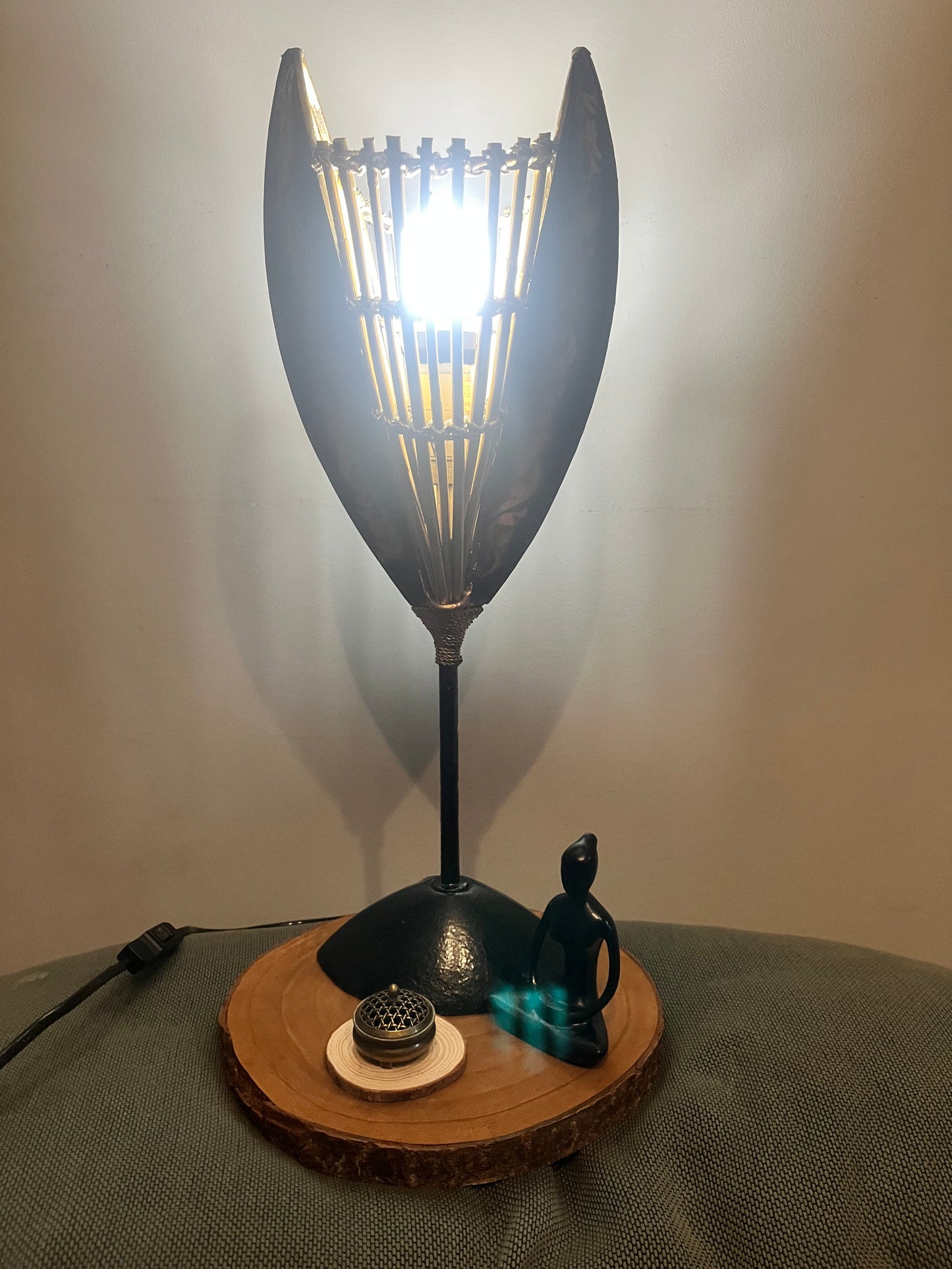 Lampe noire et or avec mise à prix à 79,00 euros