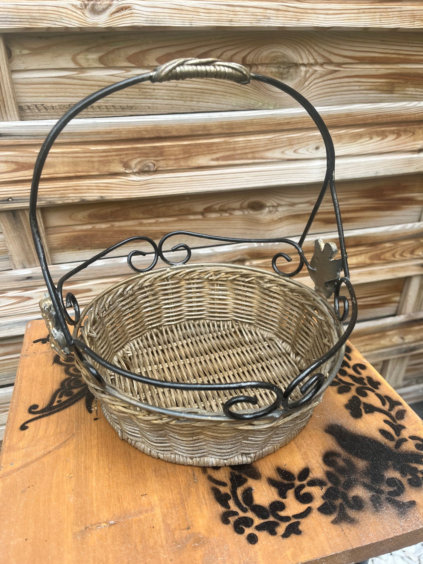 Panier rond noir et or