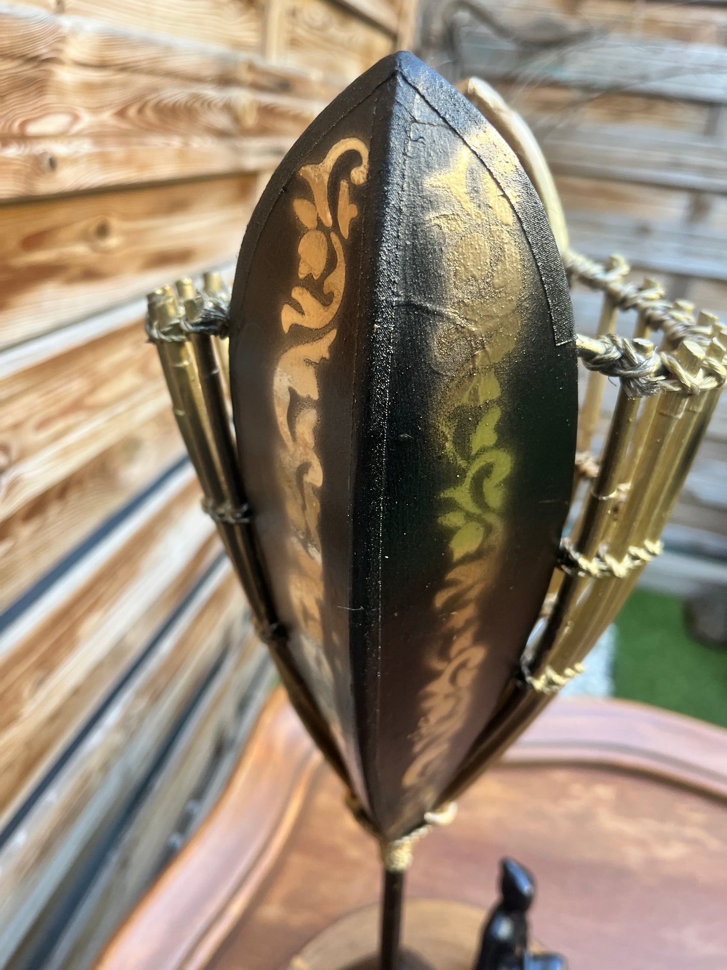 Lampe noire et or avec mise à prix à 79,00 euros