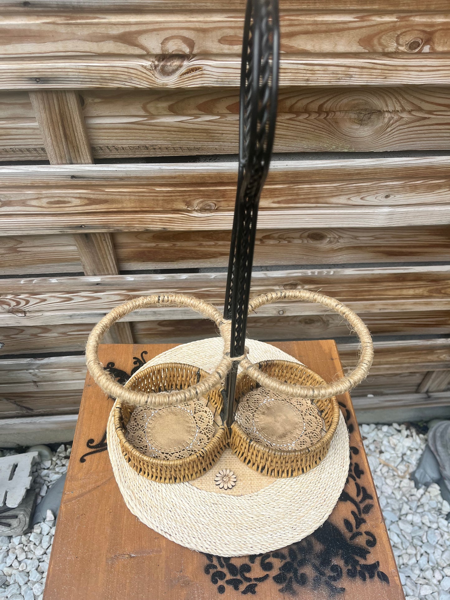 Porte bouteille en acier et osier