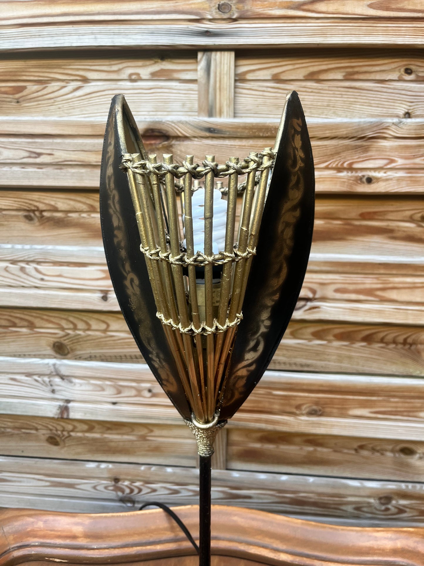 Lampe noire et or avec mise à prix à 79,00 euros