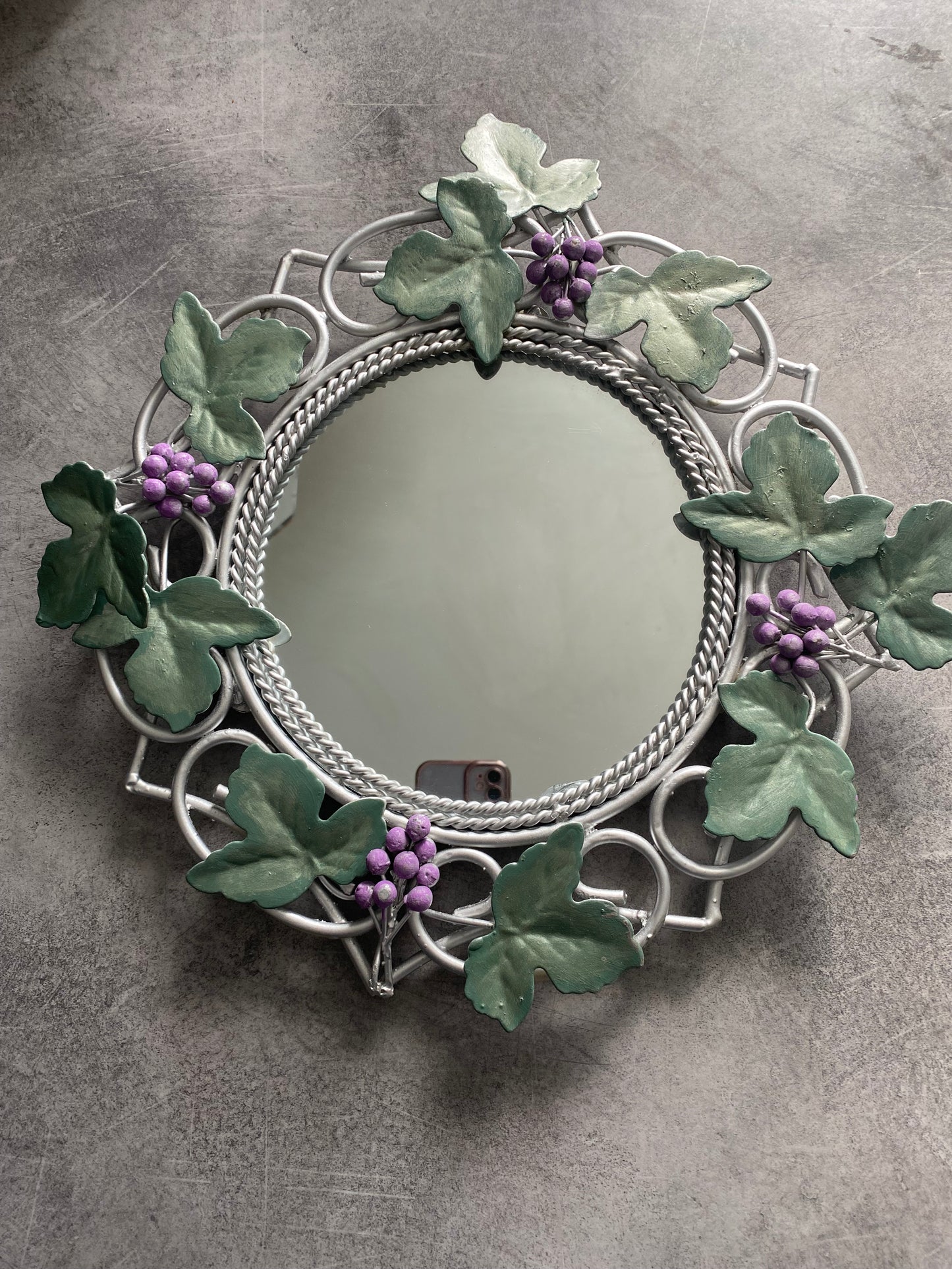 Miroir vintage avec décors feuilles de vigne et raisins