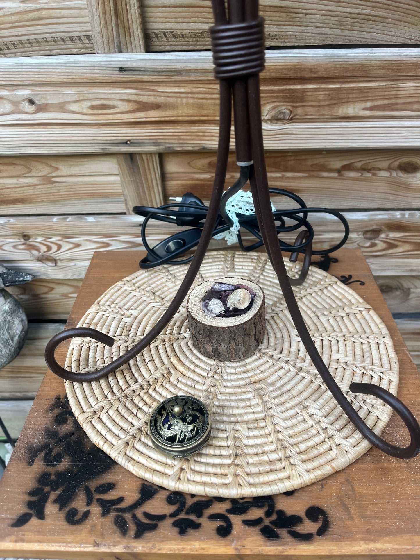 Lampe fleurs verte et violette avec mise à prix à 89,00 euros