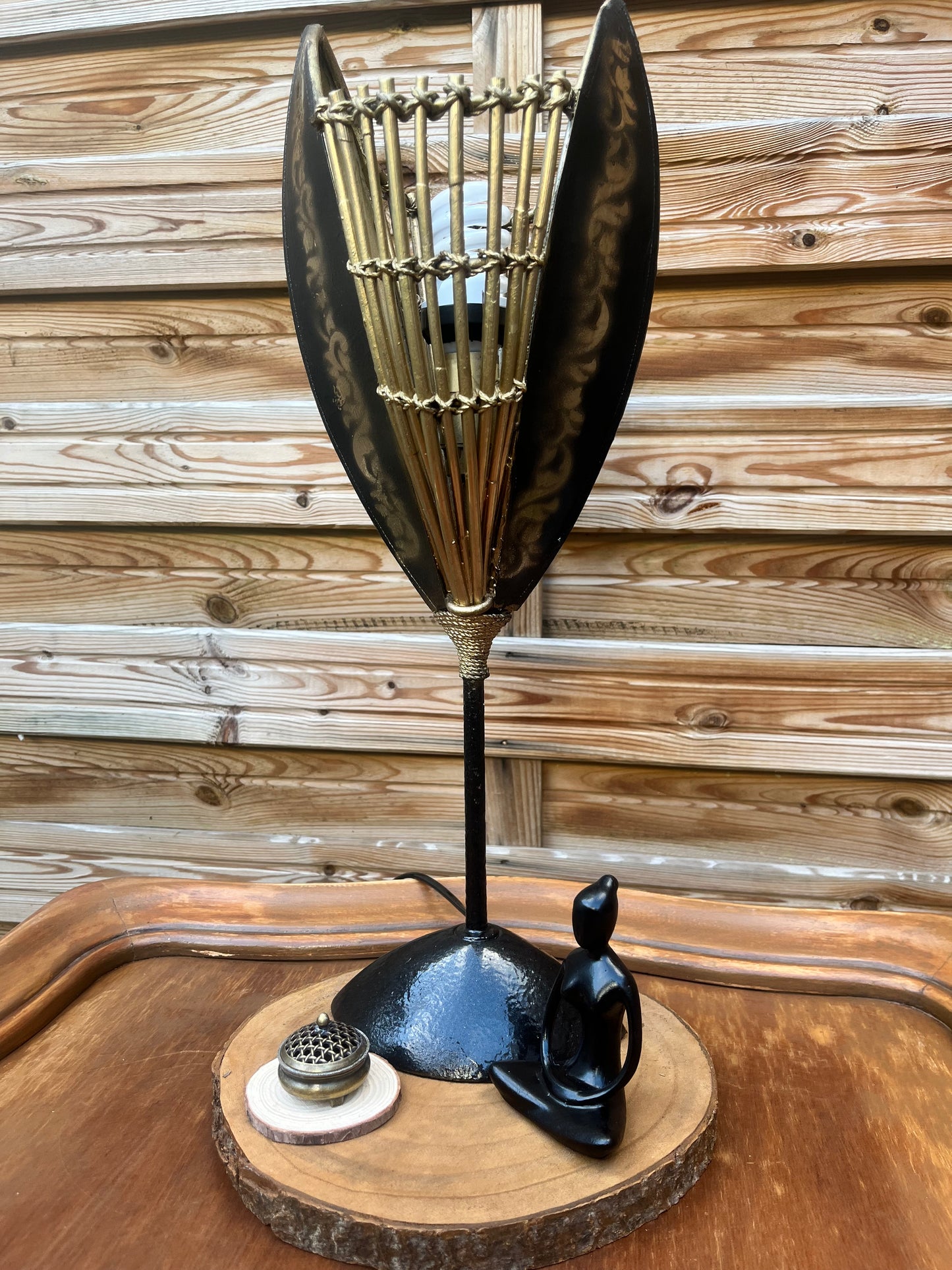 Lampe noire et or avec mise à prix à 79,00 euros
