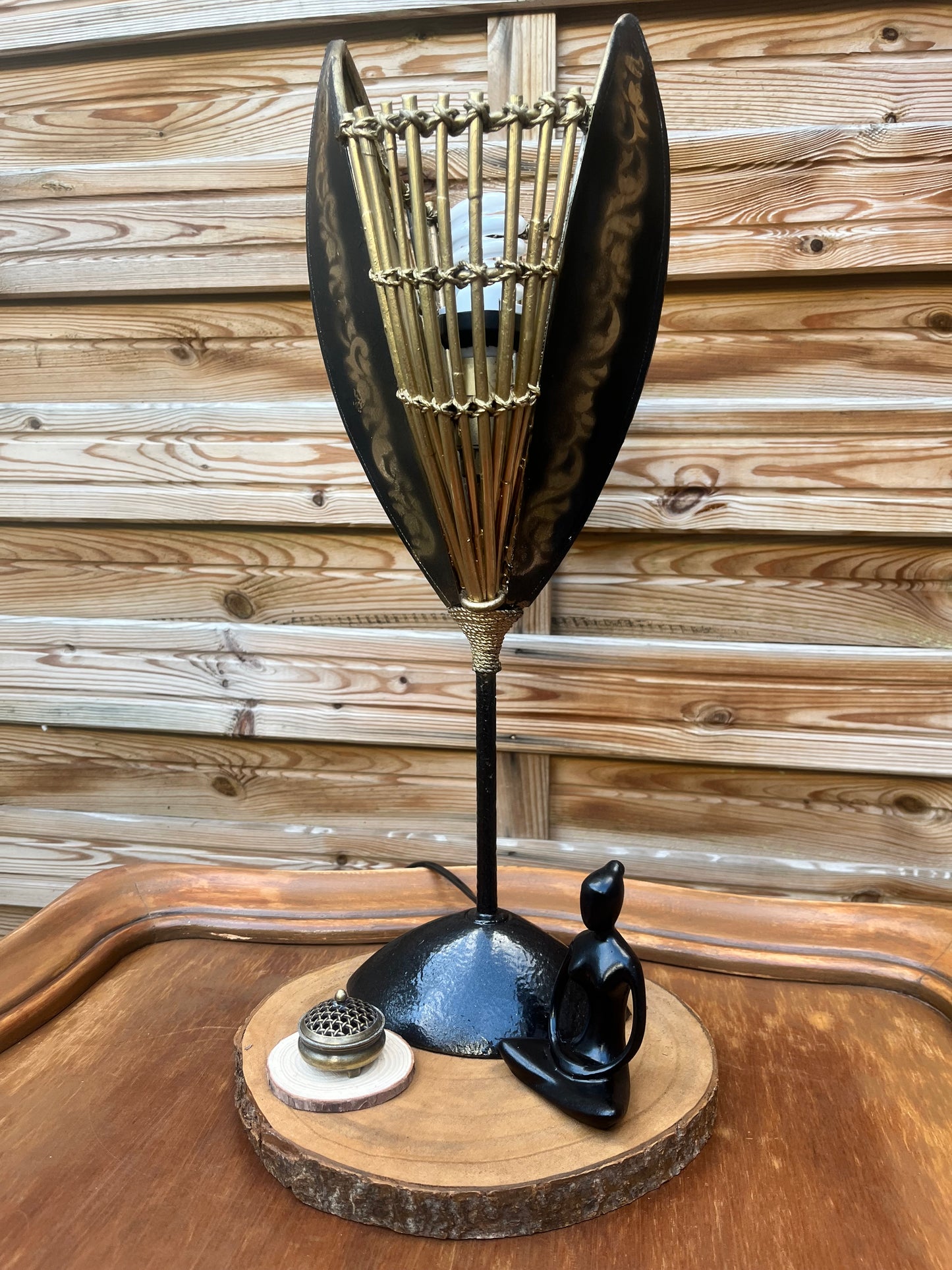 Lampe noire et or avec mise à prix à 79,00 euros