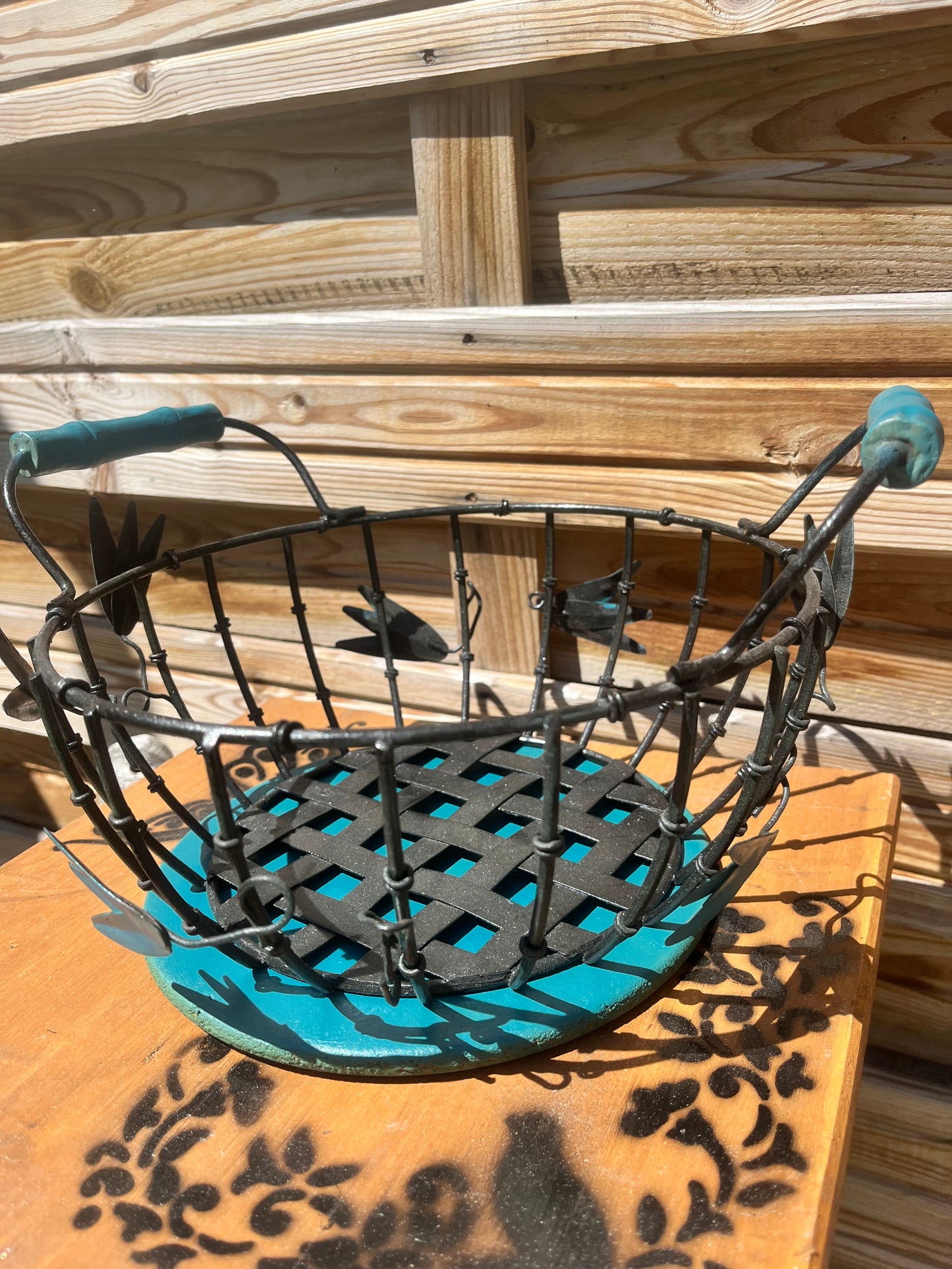 Panier rond noir, vert et fond osier.