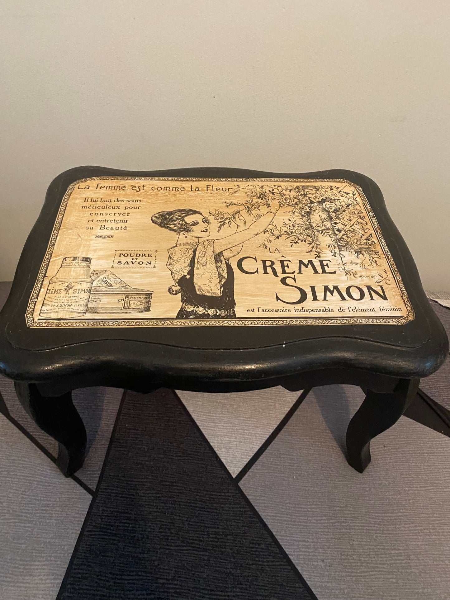 banc mini (avec hymne à la beauté de la femme)