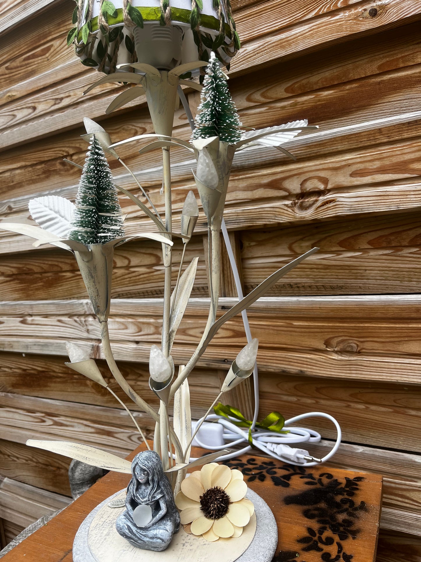lampe fleurs blanches avec mise à prix à 89,00 euros