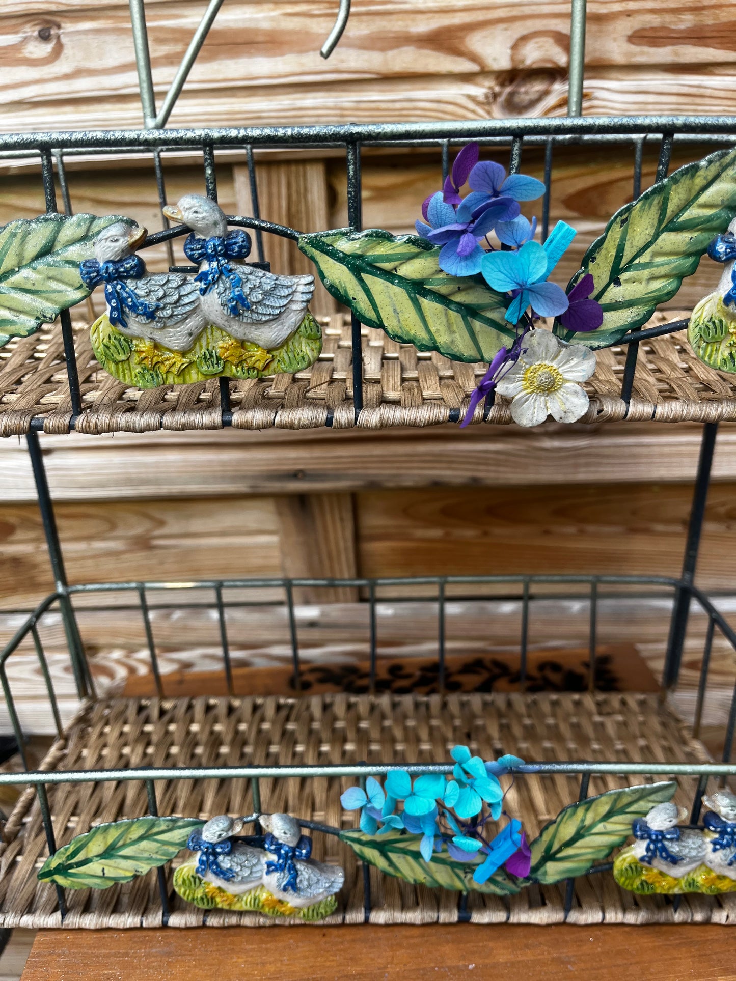 Étagère double panier avec déco canards