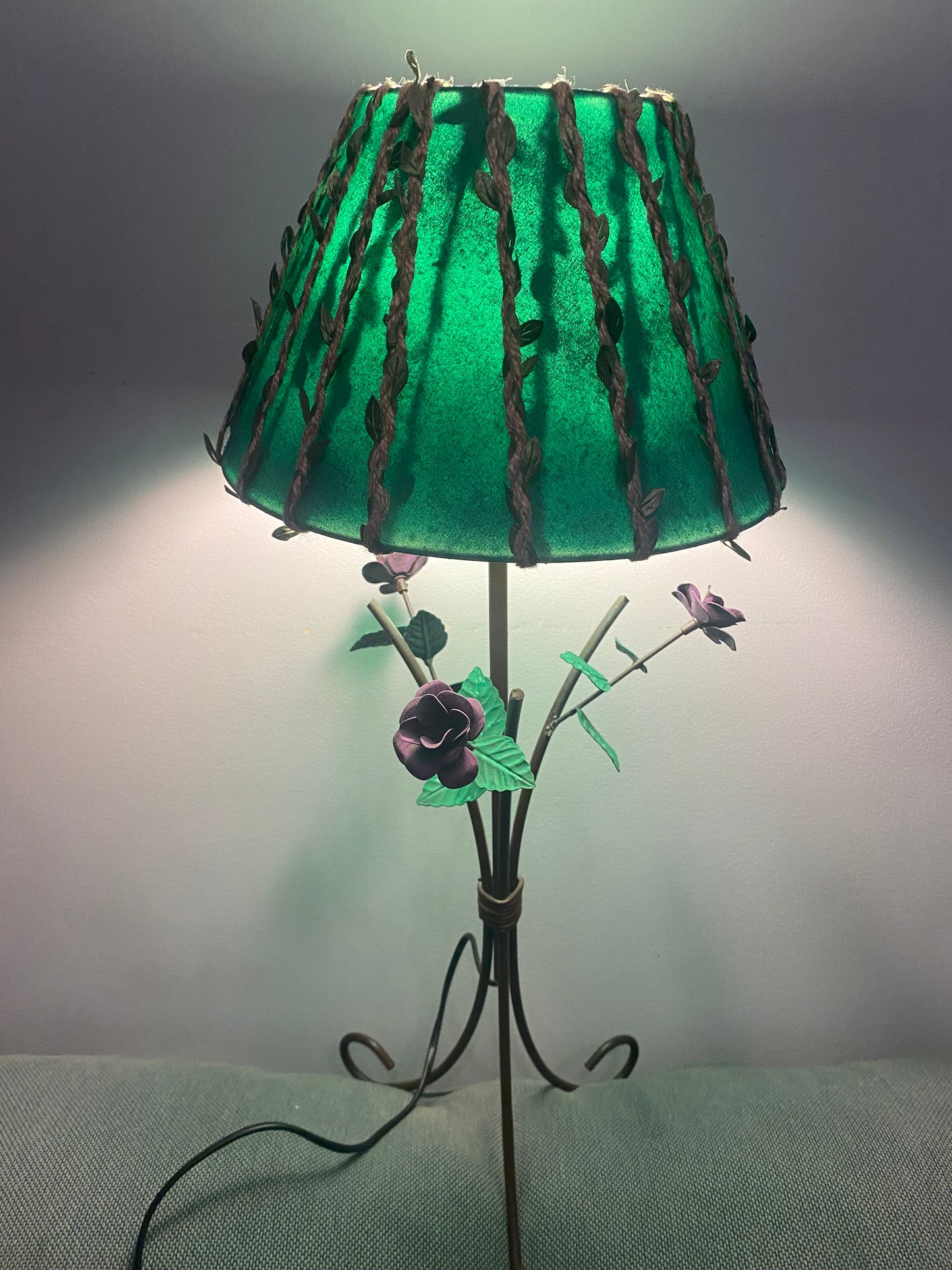 Lampe fleurs verte et violette avec mise à prix à 89,00 euros