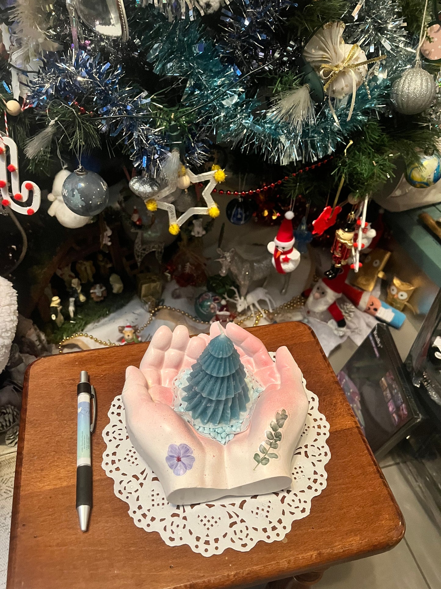 Bougie sapin dans mains jointes