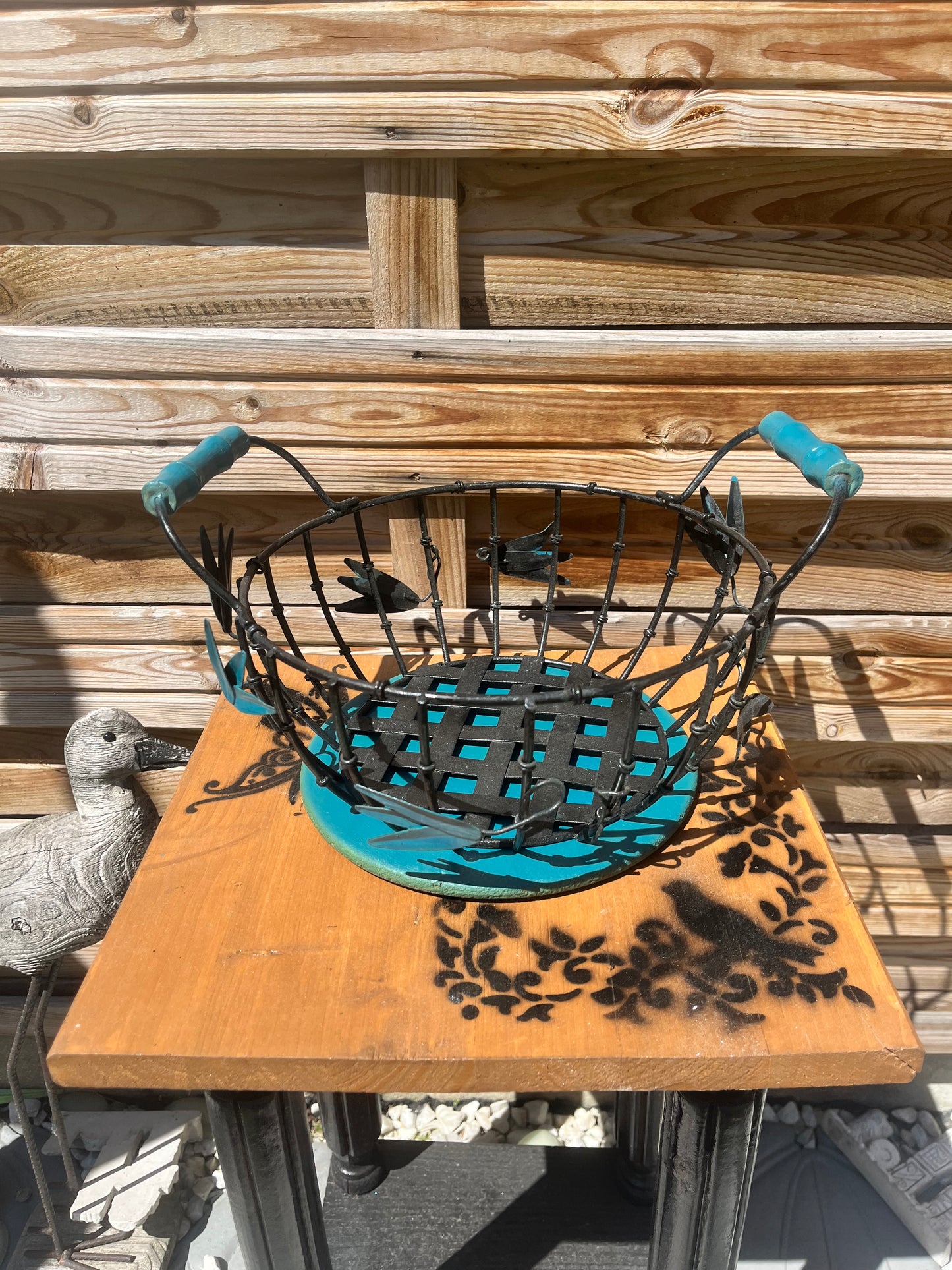 Panier rond noir, vert et fond osier.
