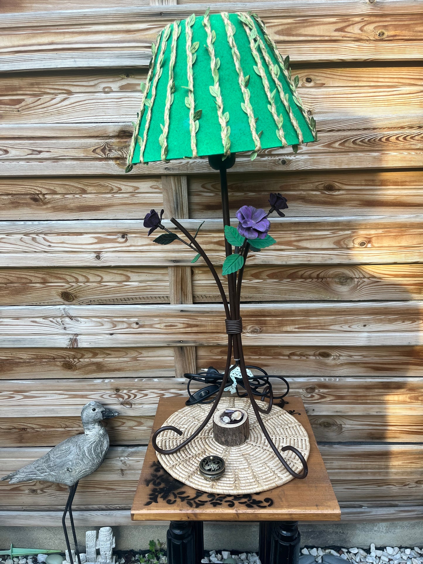 Lampe fleurs verte et violette avec mise à prix à 89,00 euros
