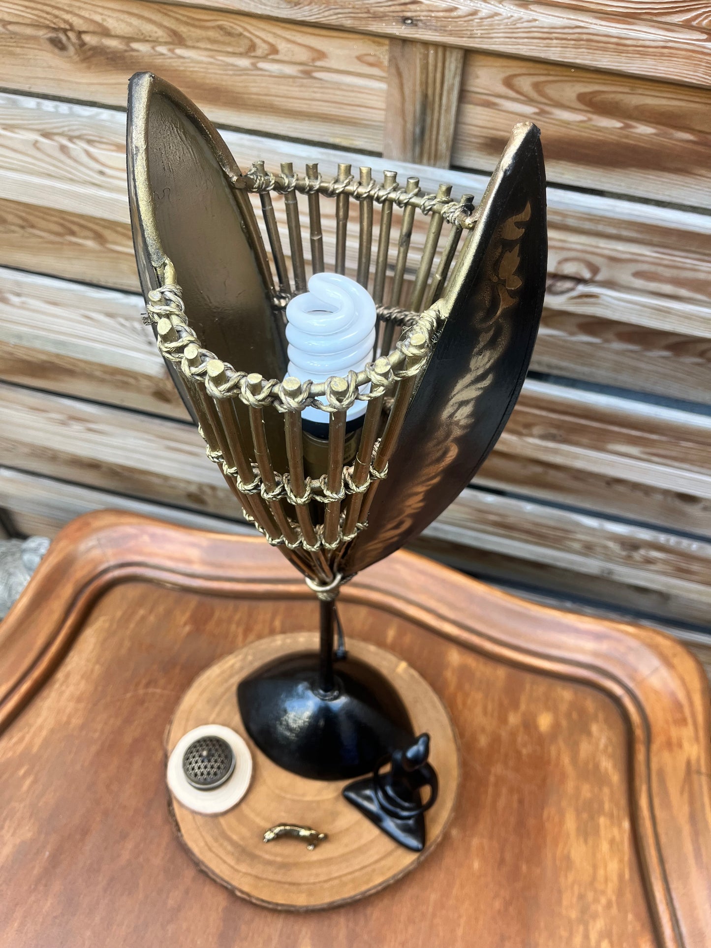 Lampe noire et or avec mise à prix à 79,00 euros