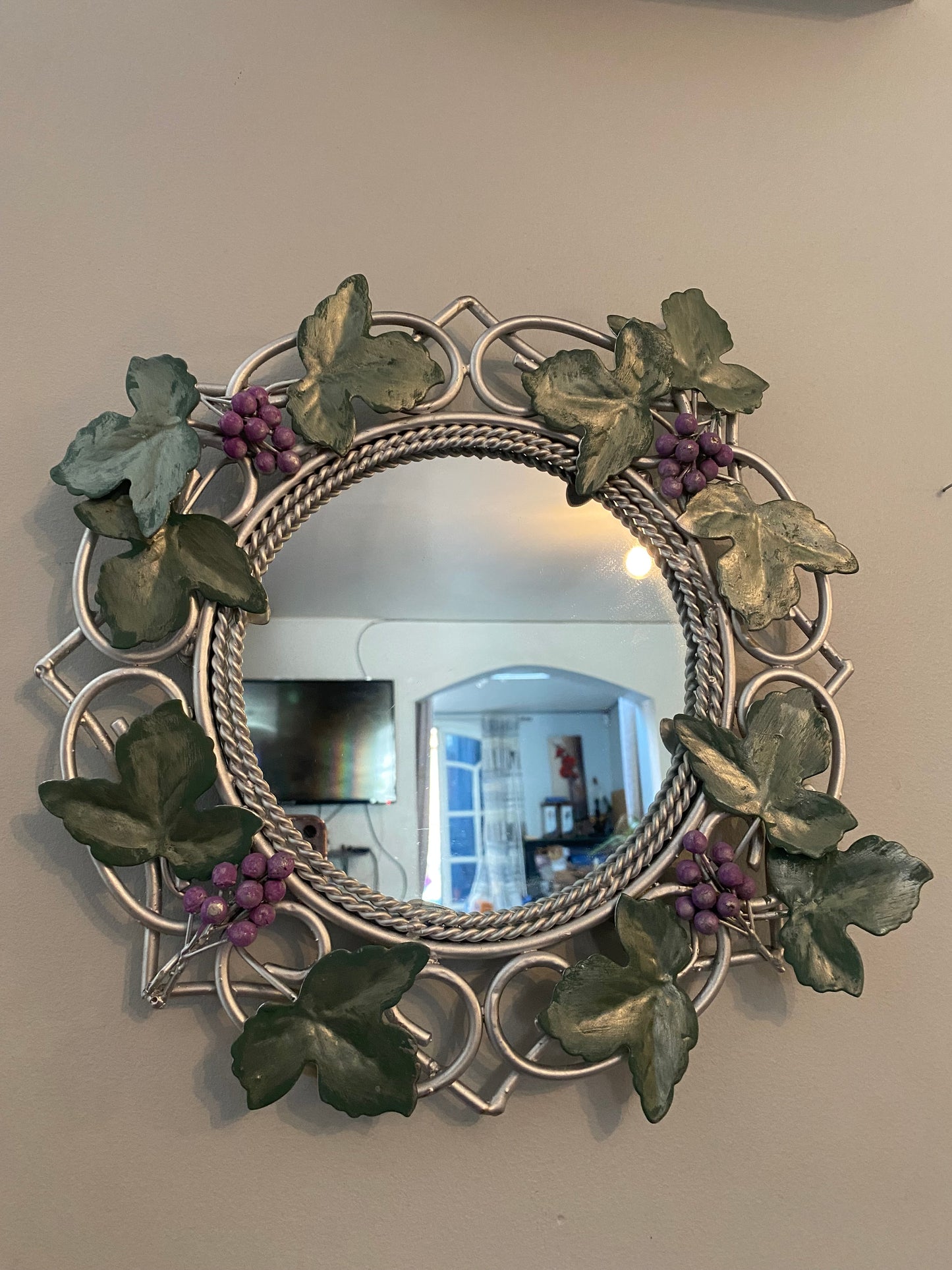 Miroir vintage avec décors feuilles de vigne et raisins