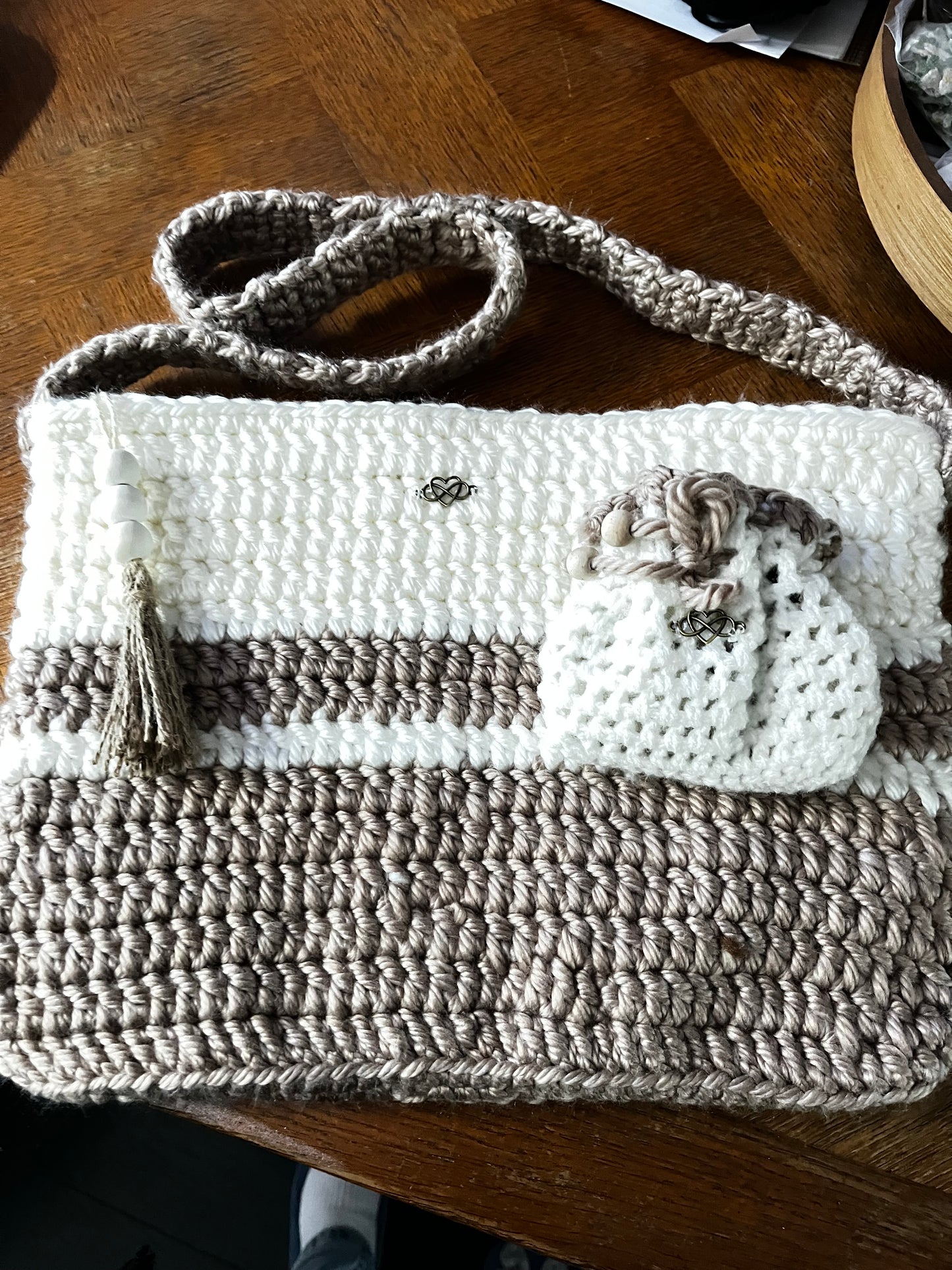 Sac beige et blanc