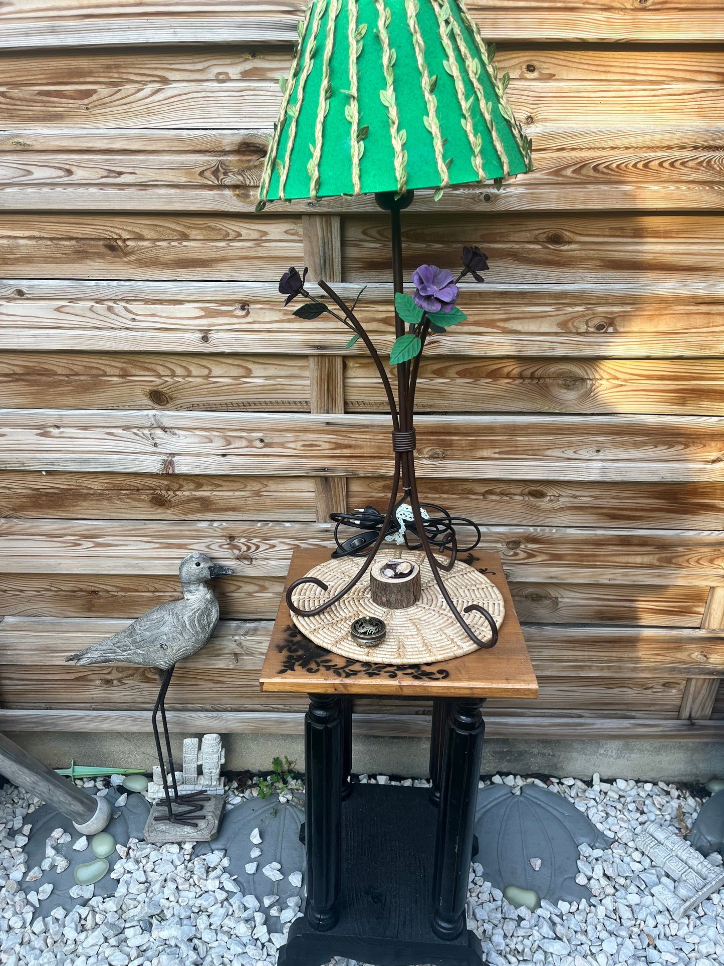 Lampe fleurs verte et violette avec mise à prix à 89,00 euros