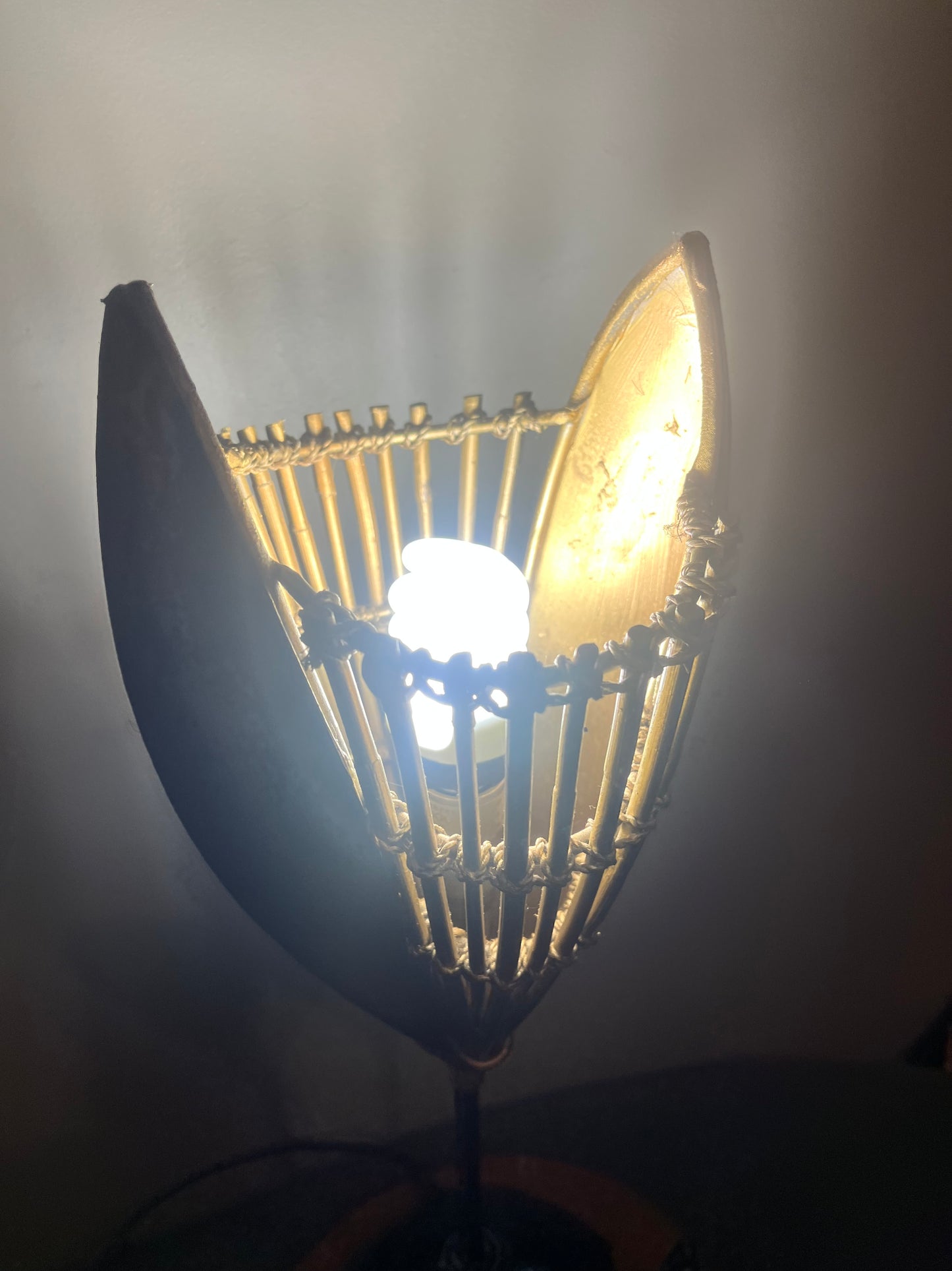 Lampe noire et or avec mise à prix à 79,00 euros