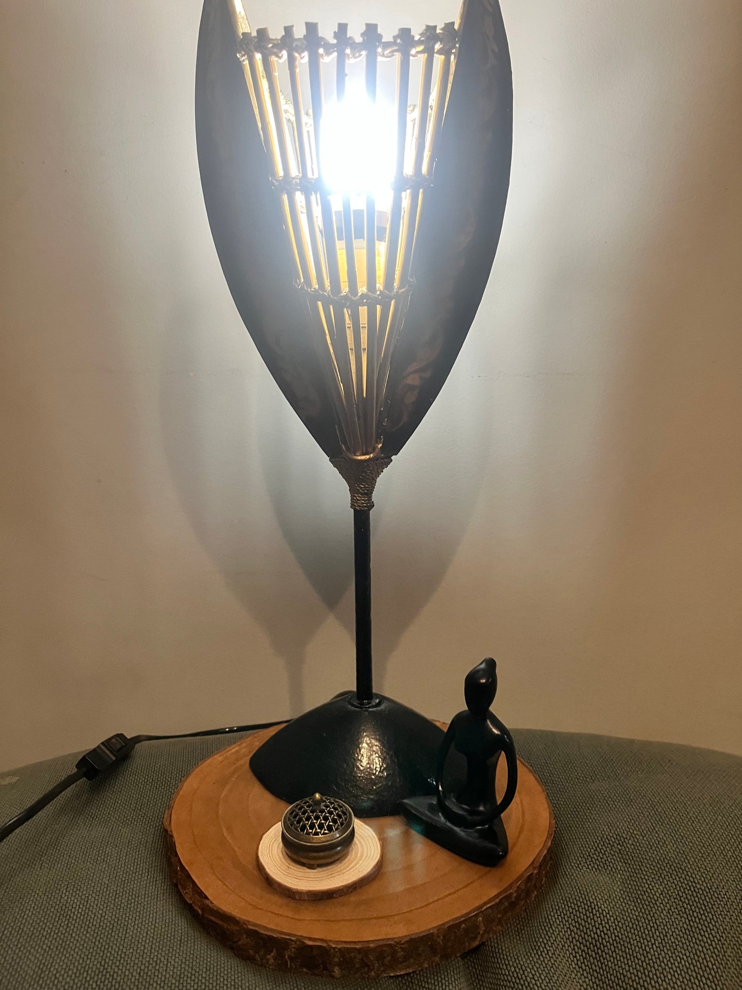 Lampe noire et or avec mise à prix à 79,00 euros