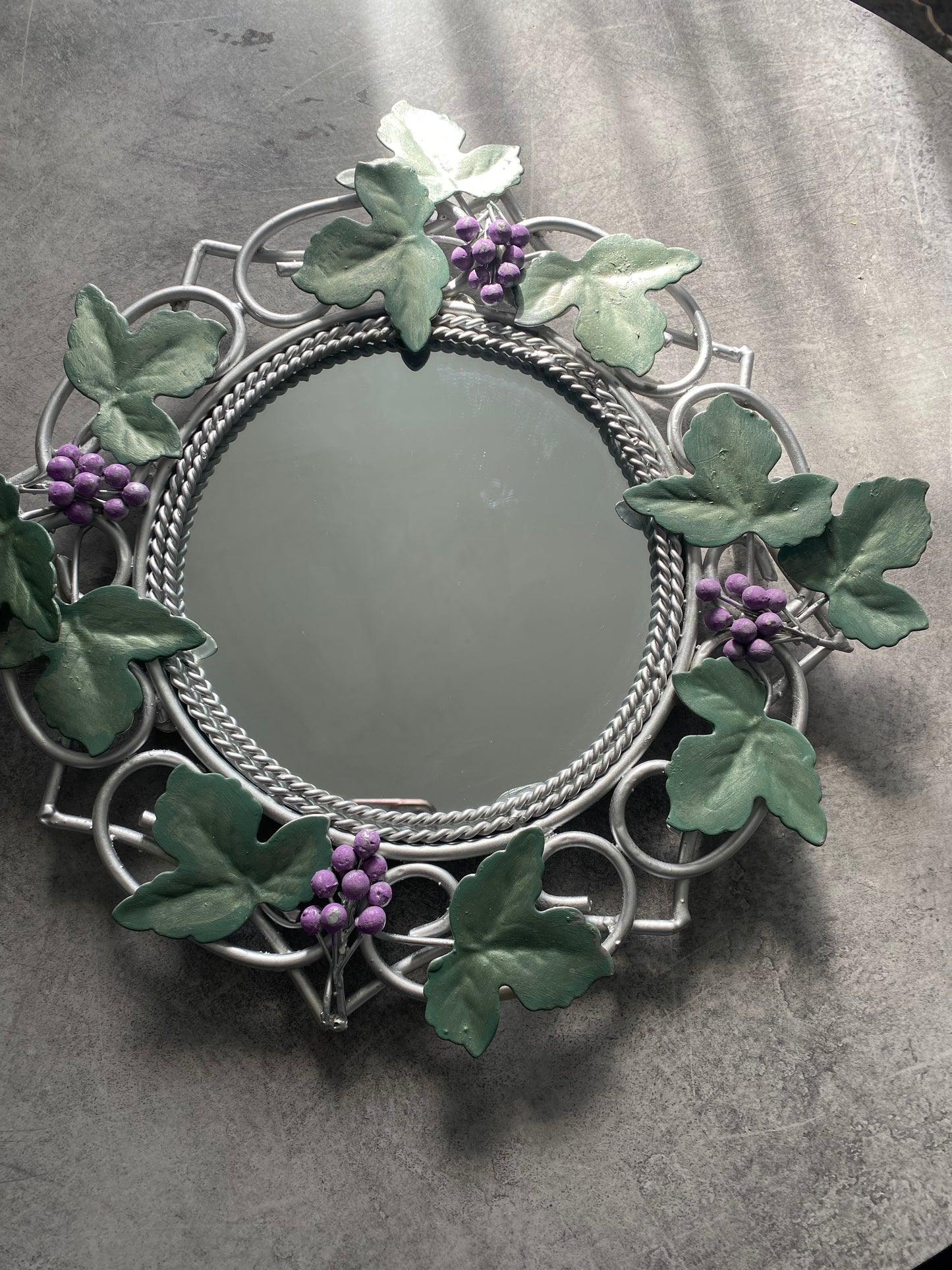 Miroir vintage avec décors feuilles de vigne et raisins