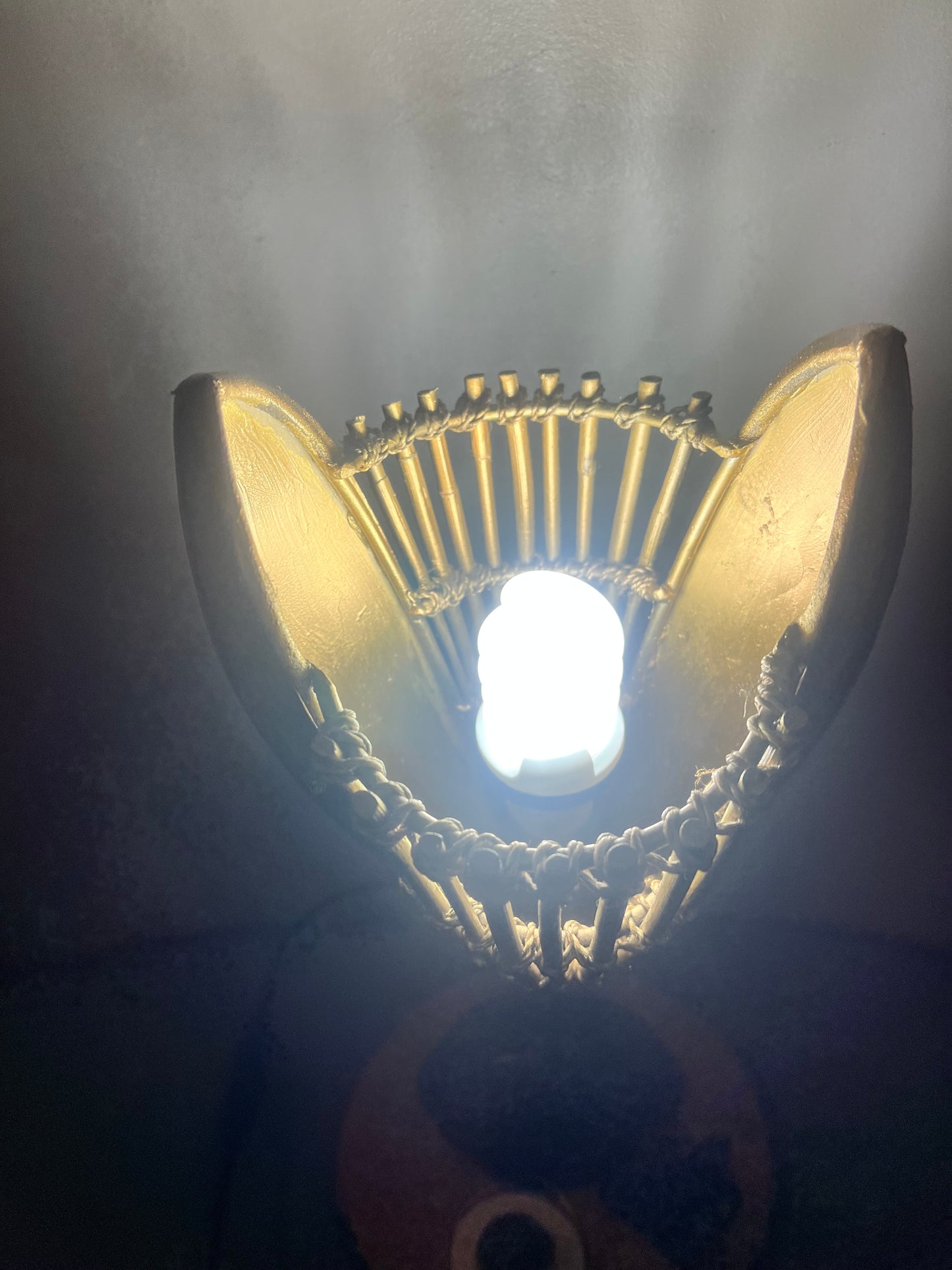 Lampe noire et or avec mise à prix à 79,00 euros