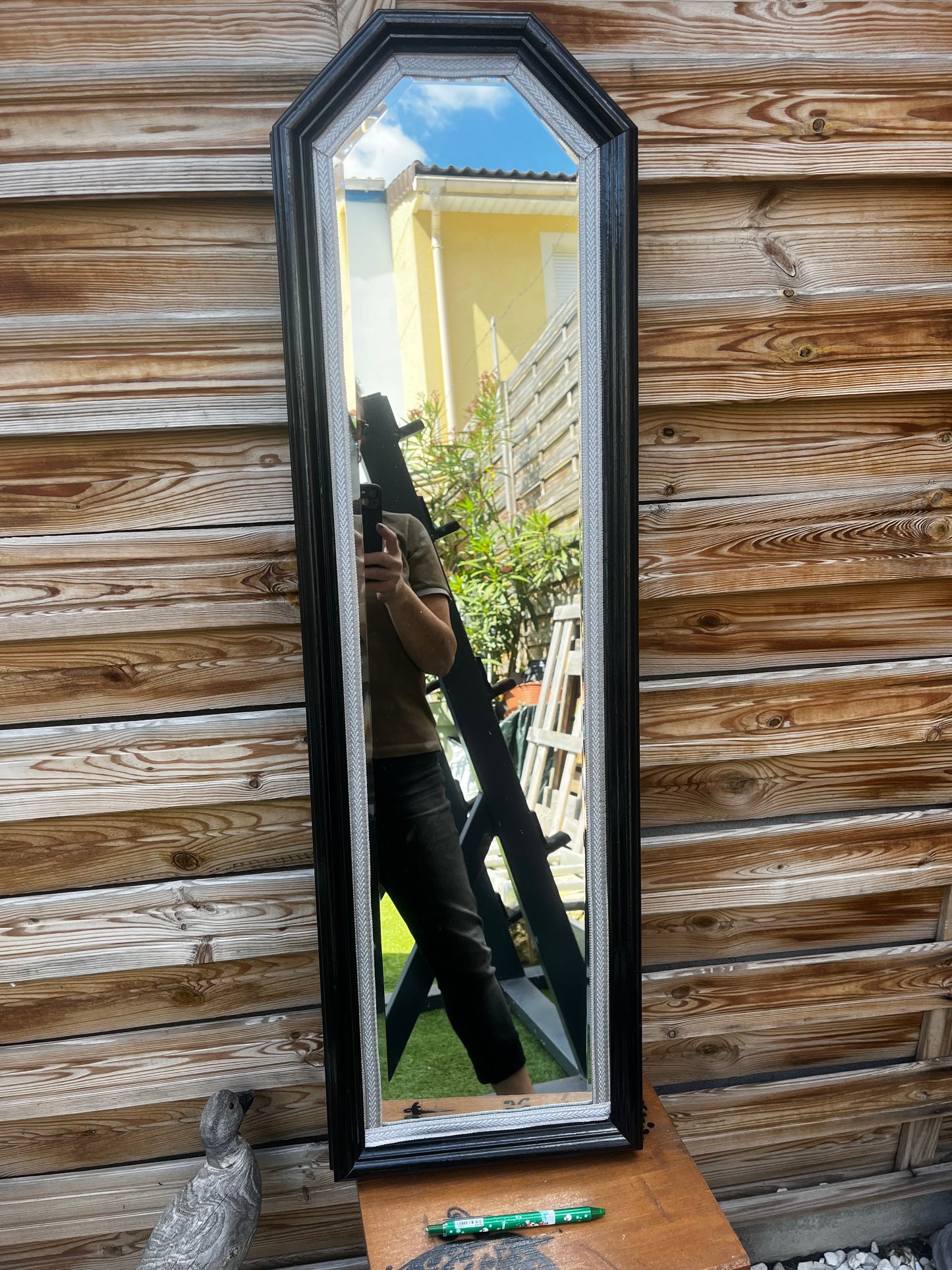 Miroir tout en longueur avec contour noir