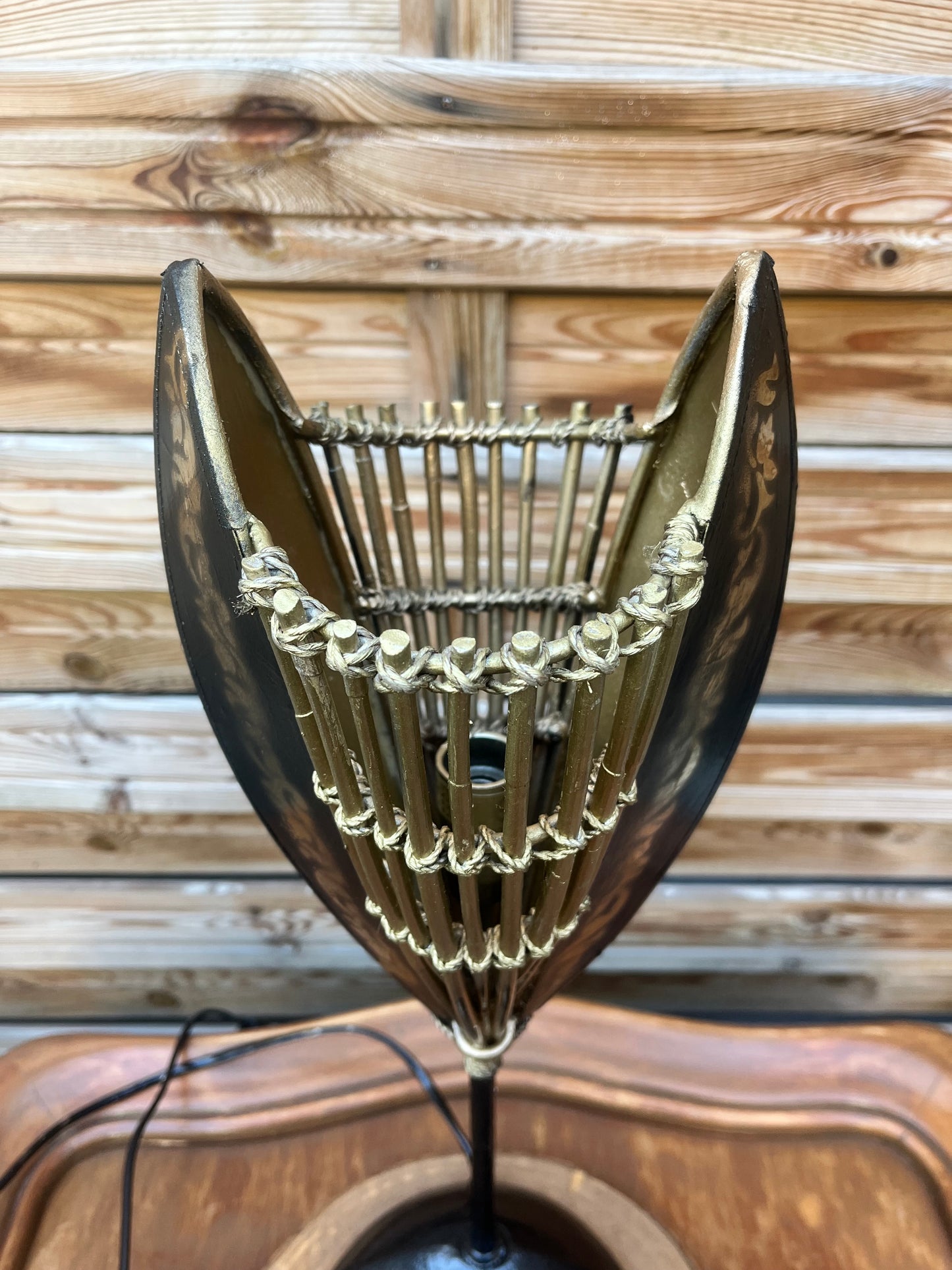 Lampe noire et or avec mise à prix à 79,00 euros