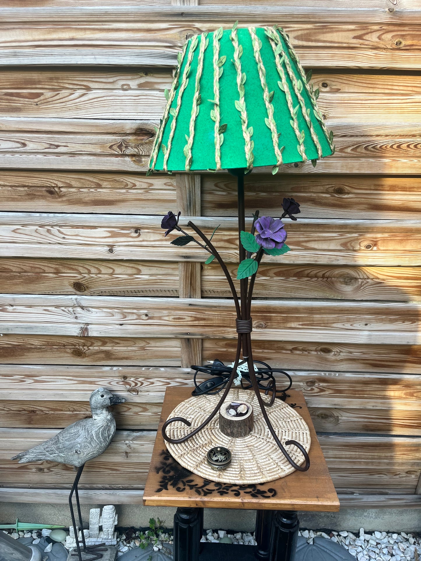 Lampe fleurs verte et violette avec mise à prix à 89,00 euros