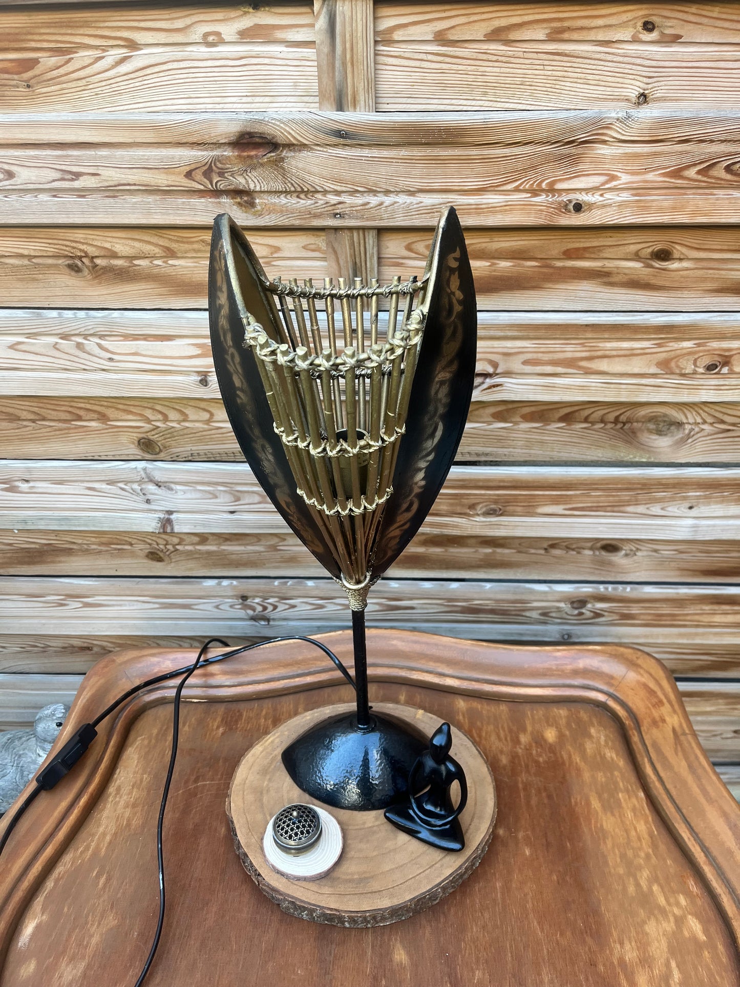 Lampe noire et or avec mise à prix à 79,00 euros