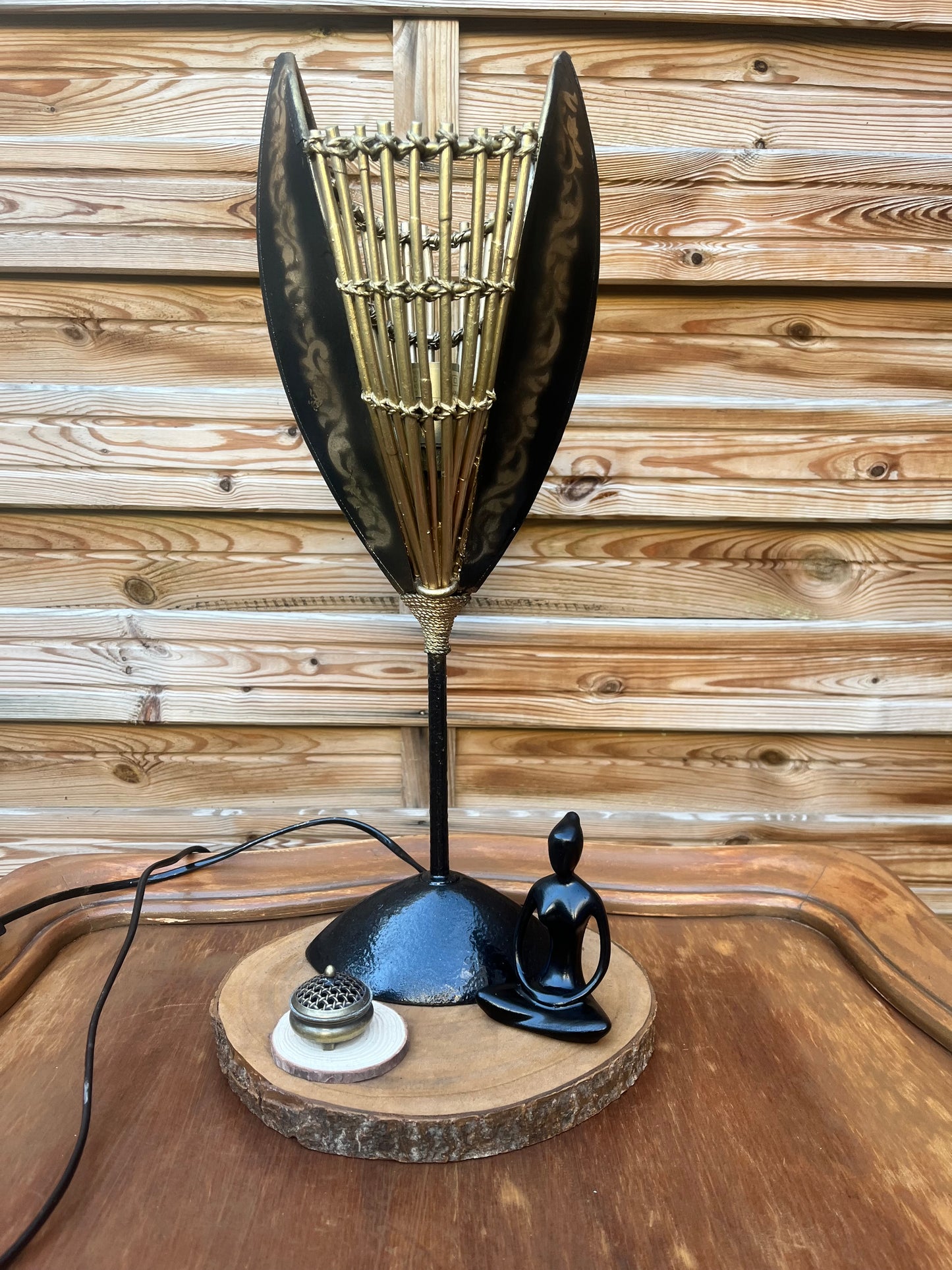Lampe noire et or avec mise à prix à 79,00 euros