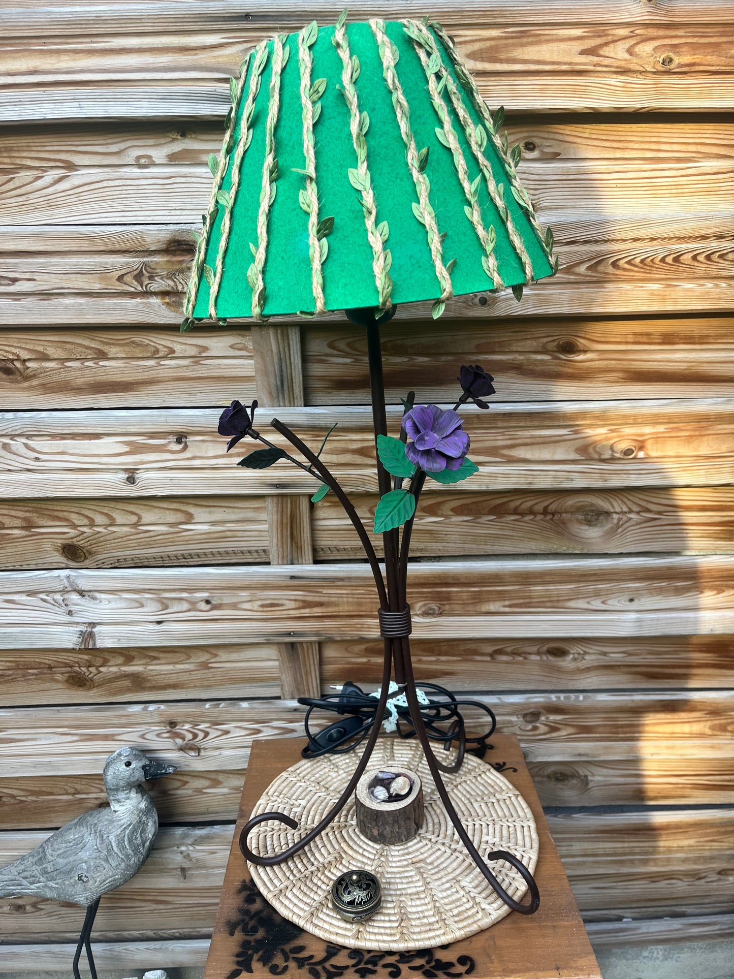 Lampe fleurs verte et violette avec mise à prix à 89,00 euros