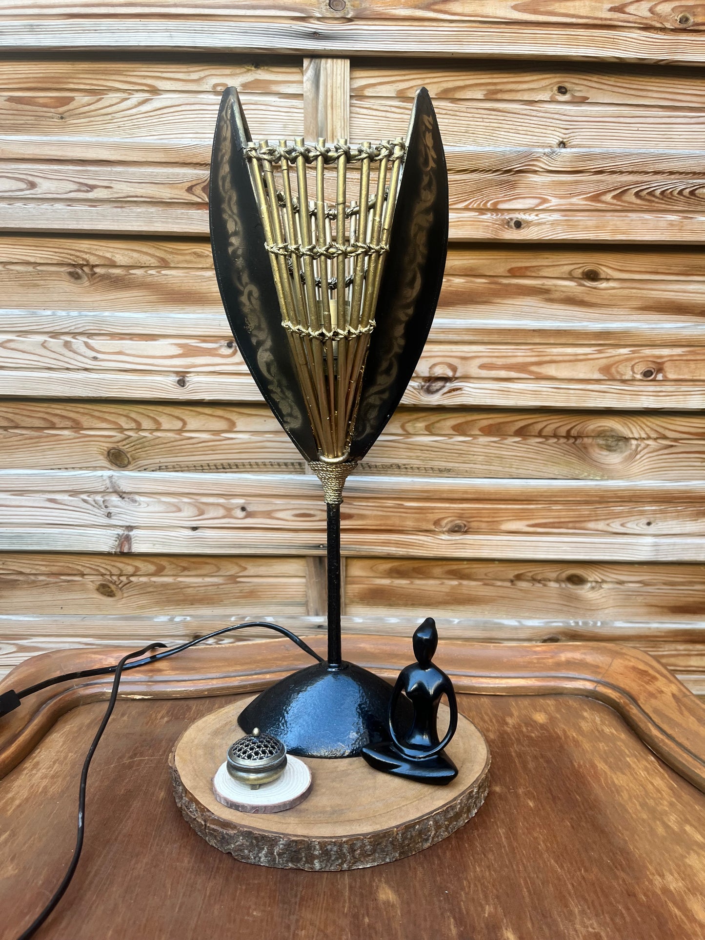 Lampe noire et or avec mise à prix à 79,00 euros