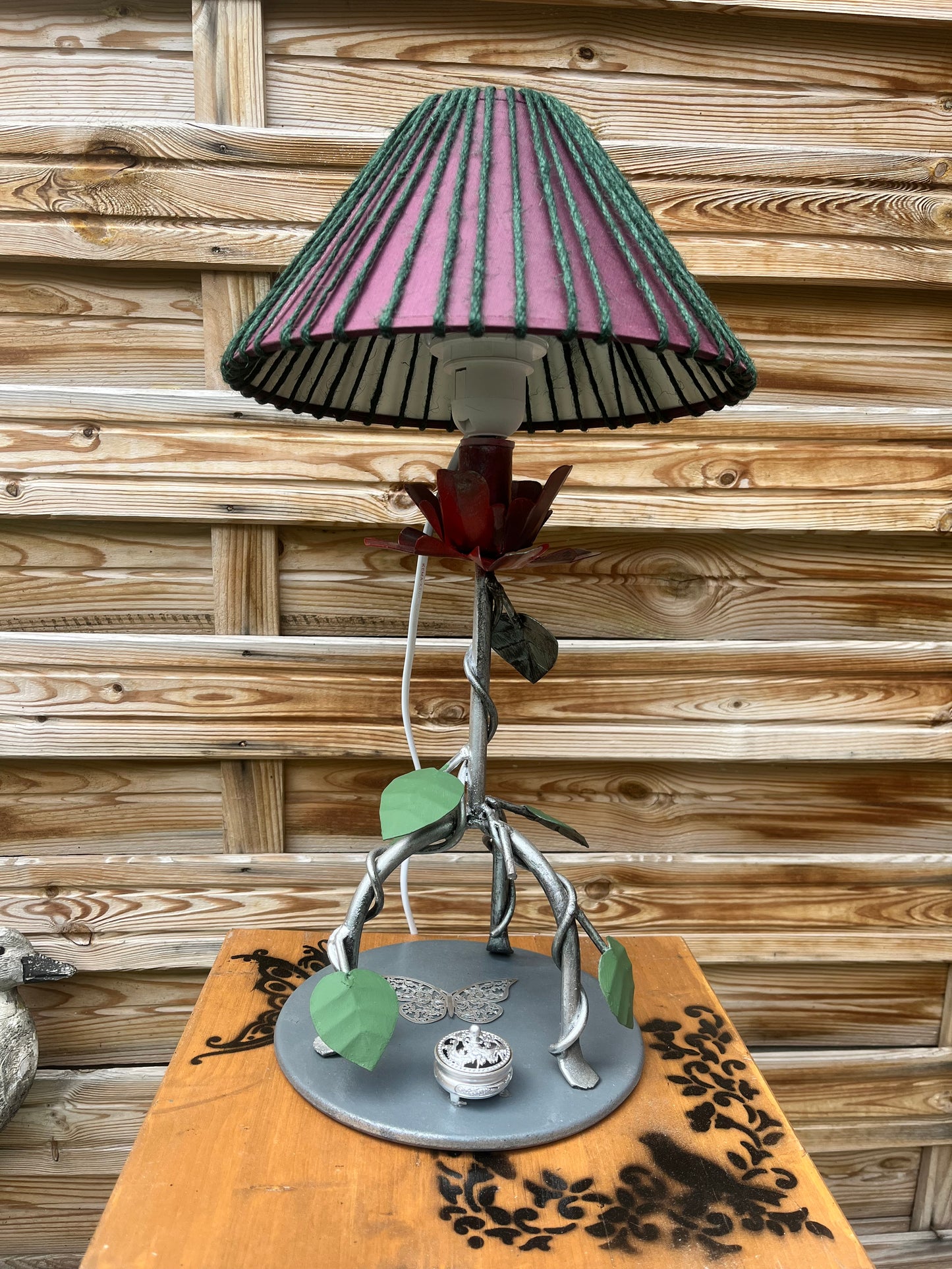 Lampe fleur en acier avec mise à prix à 89,00euros
