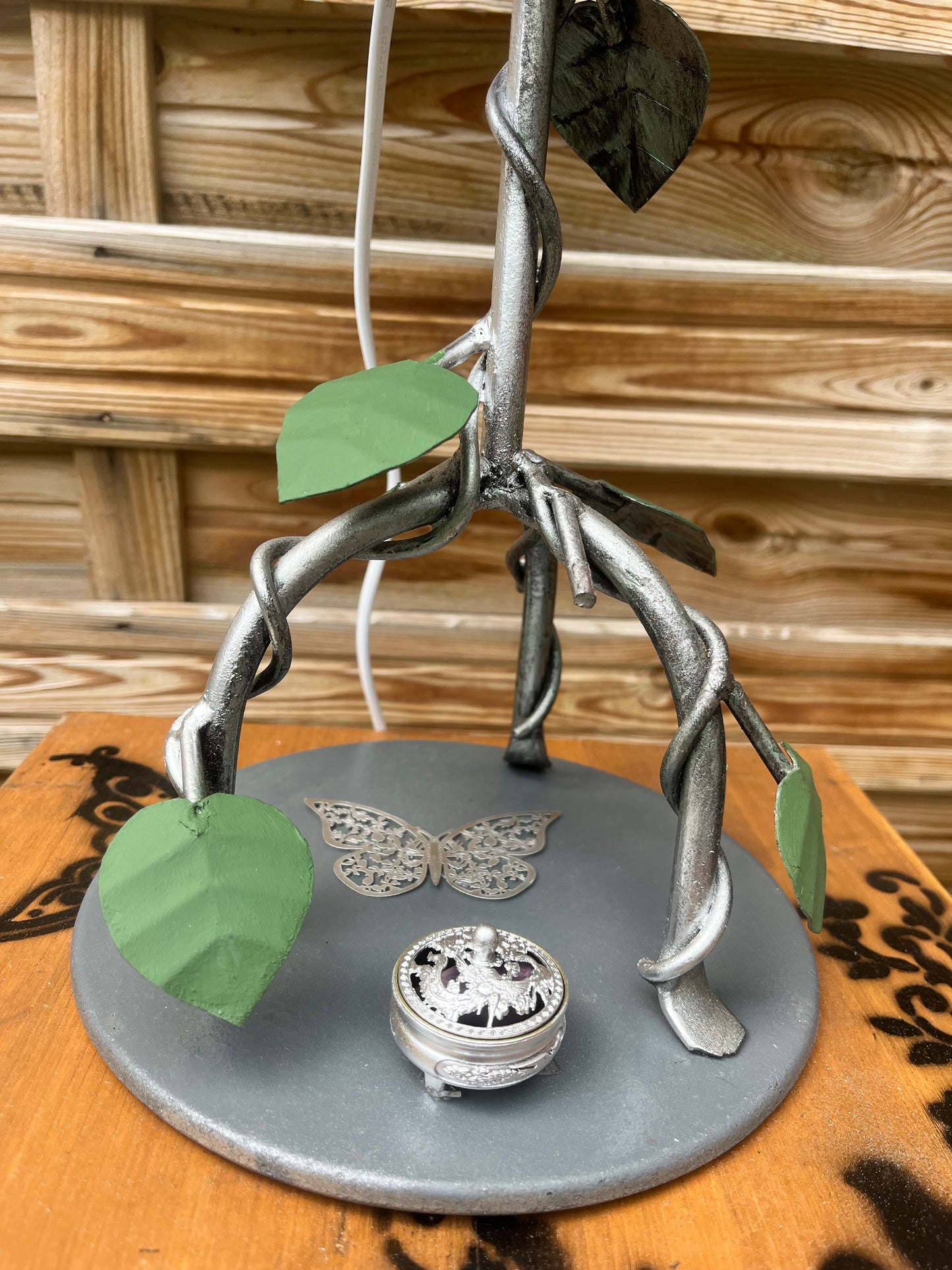 Lampe fleur en acier avec mise à prix à 89,00euros