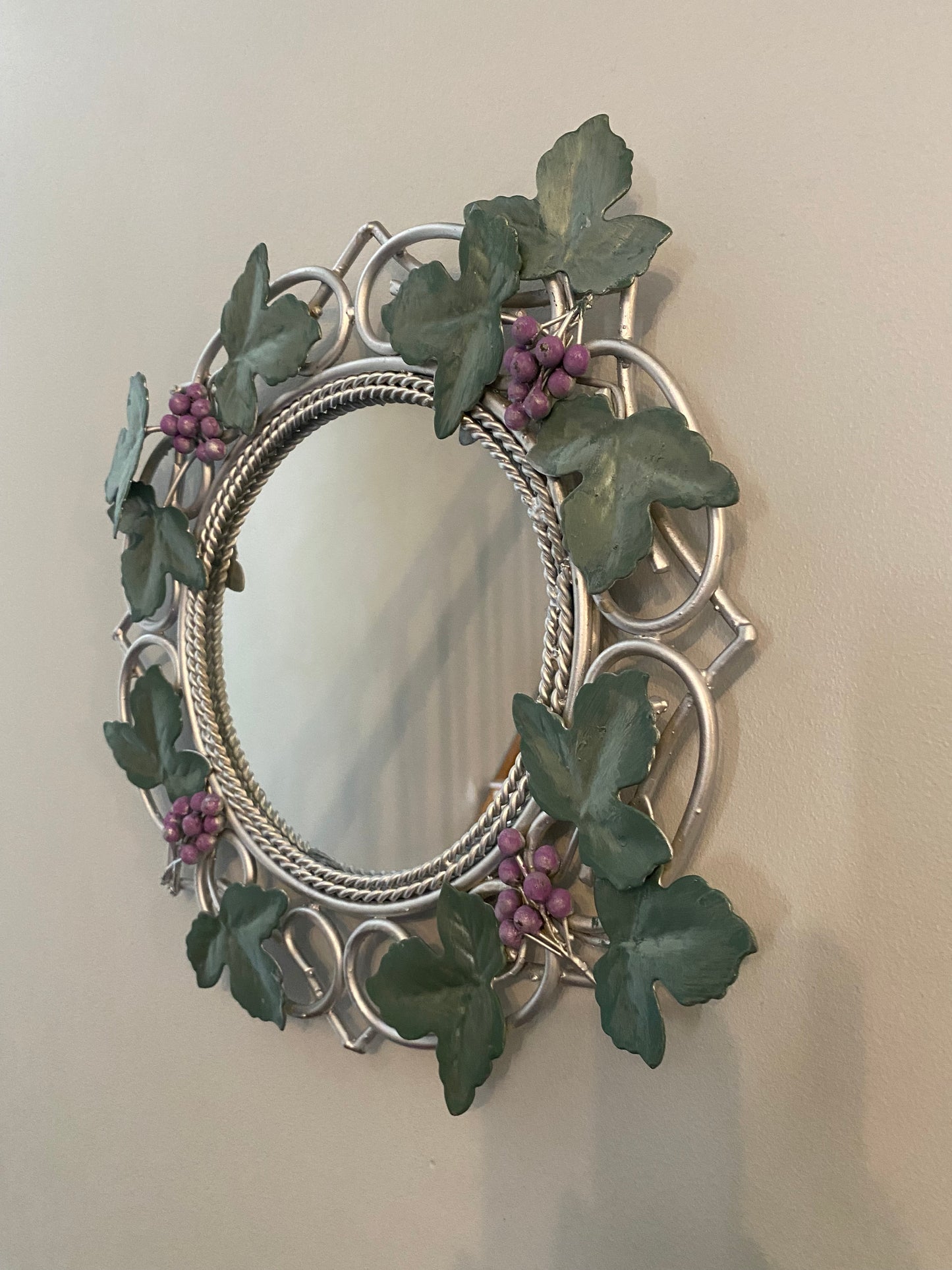 Miroir vintage avec décors feuilles de vigne et raisins
