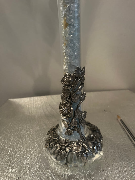 Vase avec décorations florales en étain