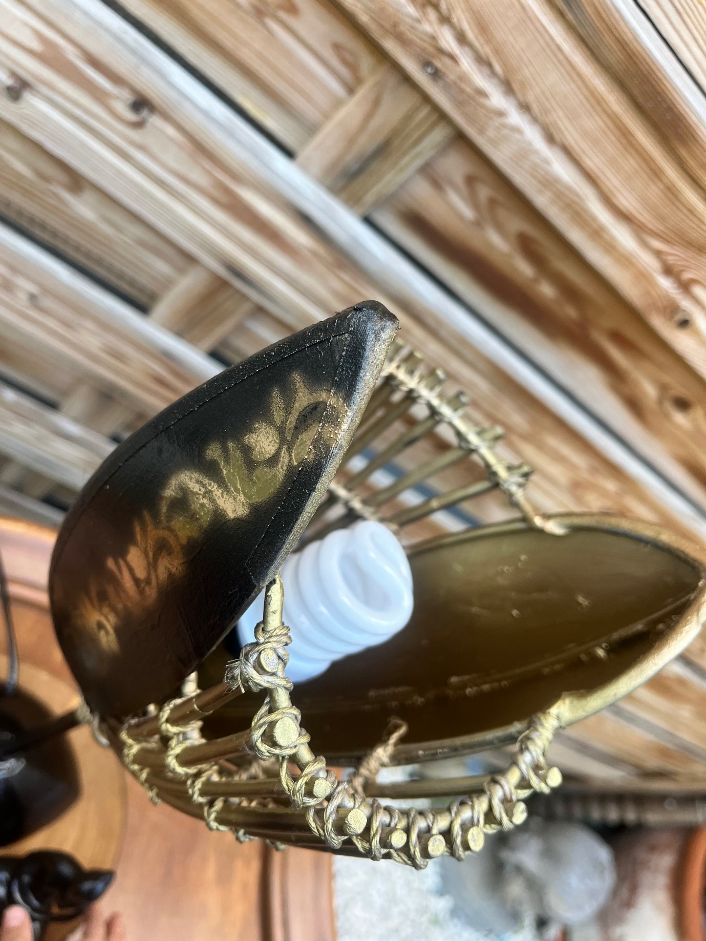 Lampe noire et or avec mise à prix à 79,00 euros