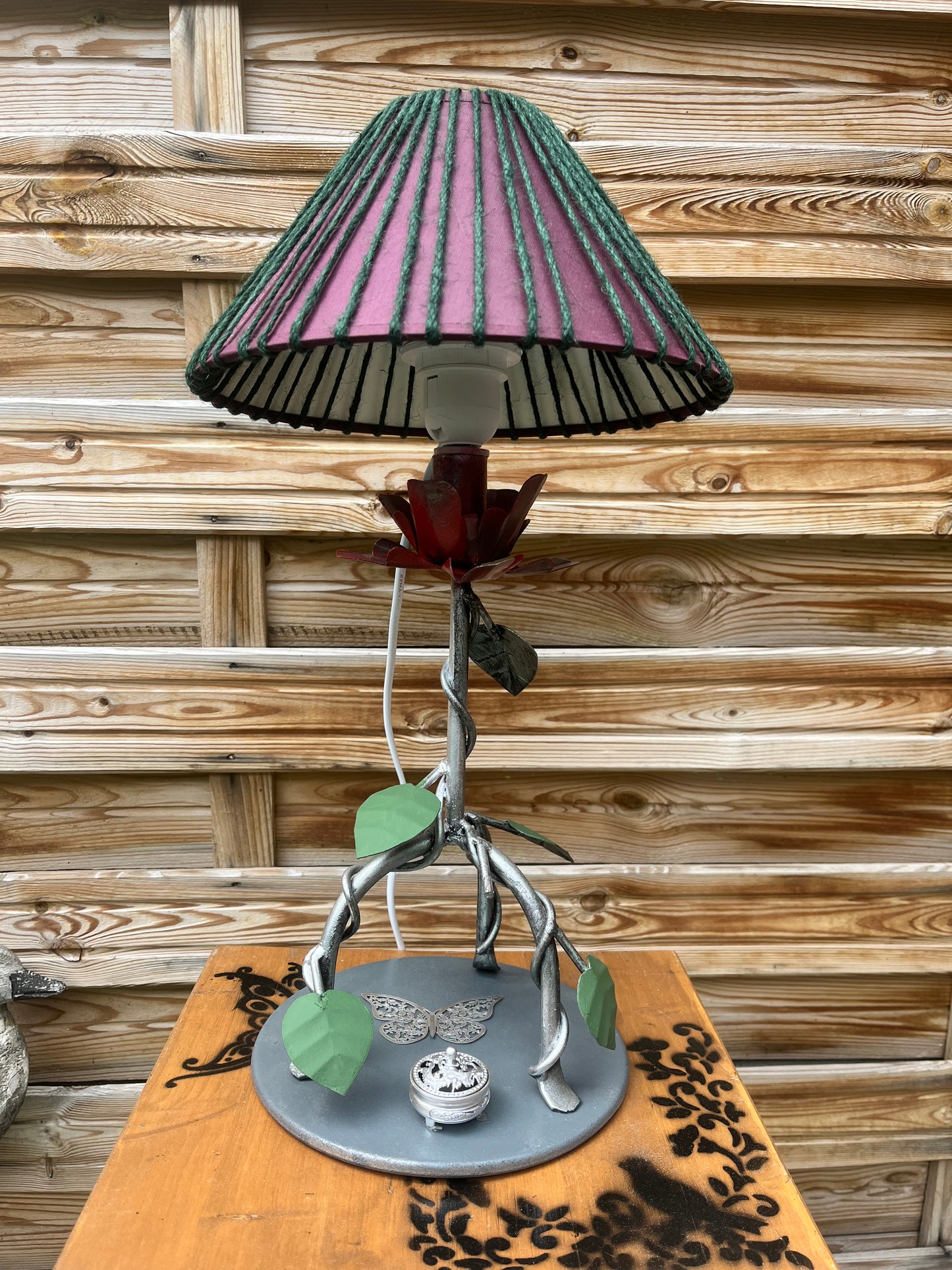 Lampe fleur en acier avec mise à prix à 89,00euros