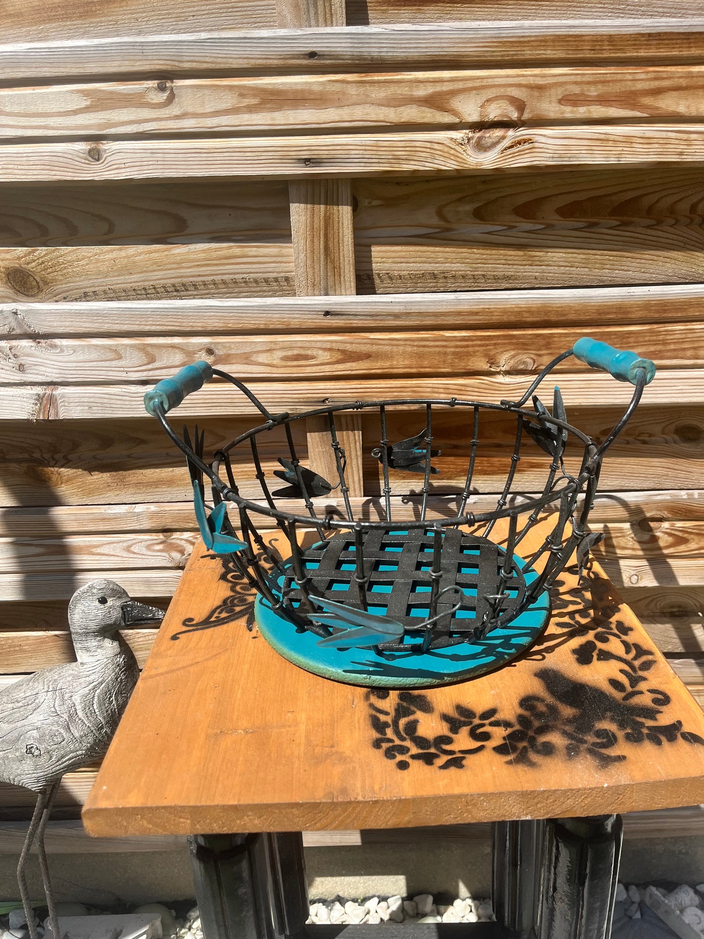 Panier rond noir, vert et fond osier.