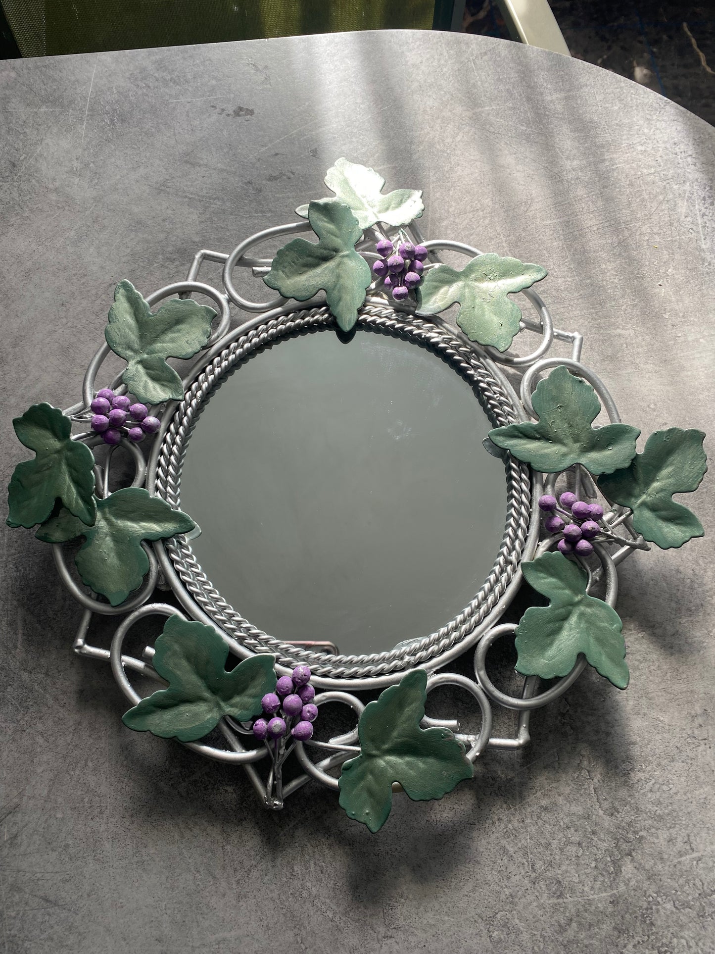 Miroir vintage avec décors feuilles de vigne et raisins