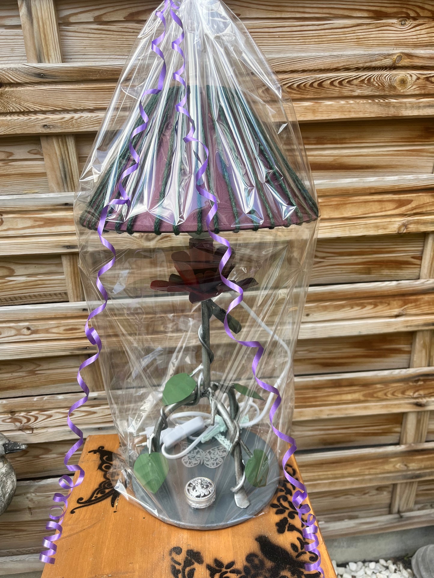 Lampe fleur en acier avec mise à prix à 89,00euros
